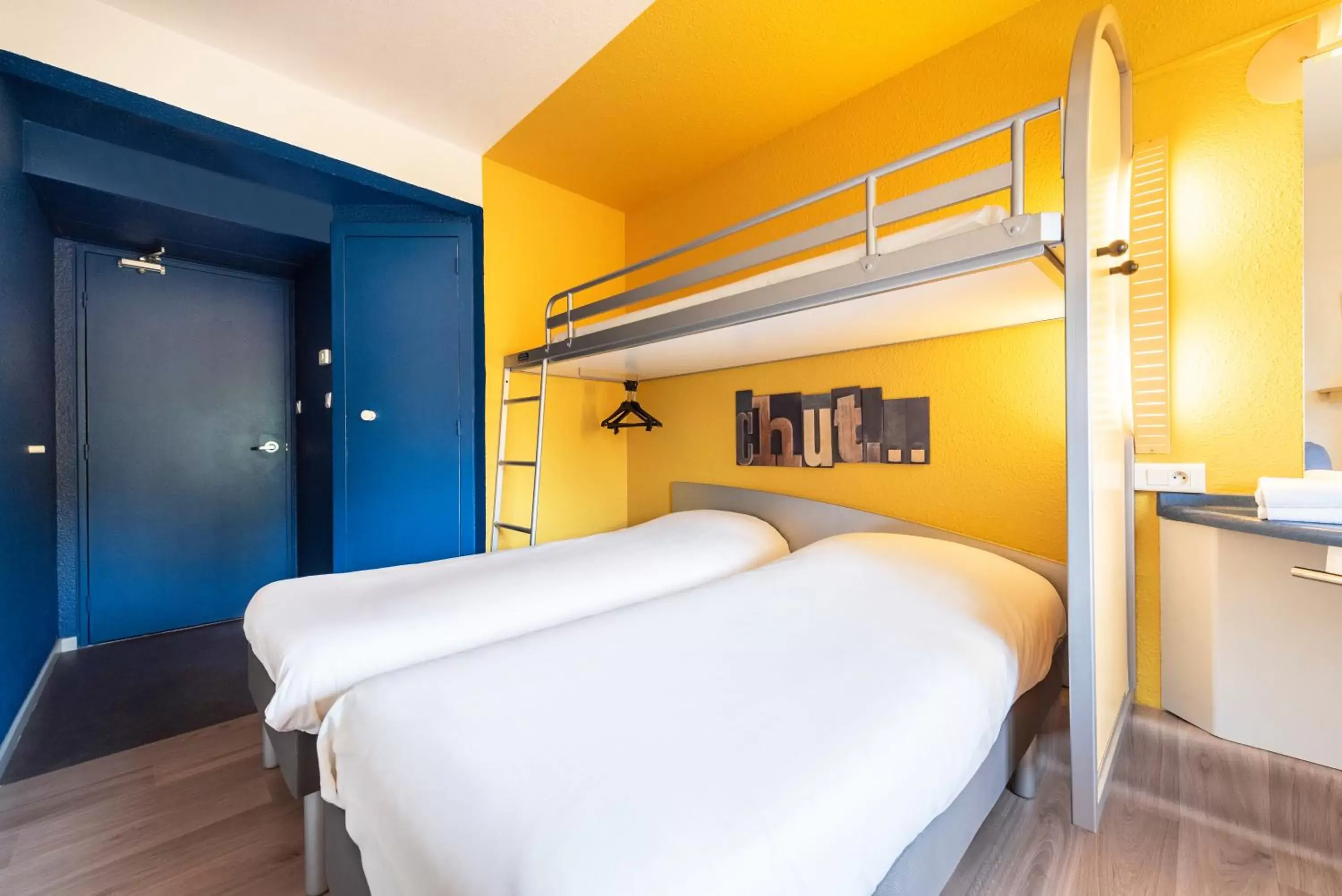 Bedroom, Bed in ibis budget Nimes Caissargues