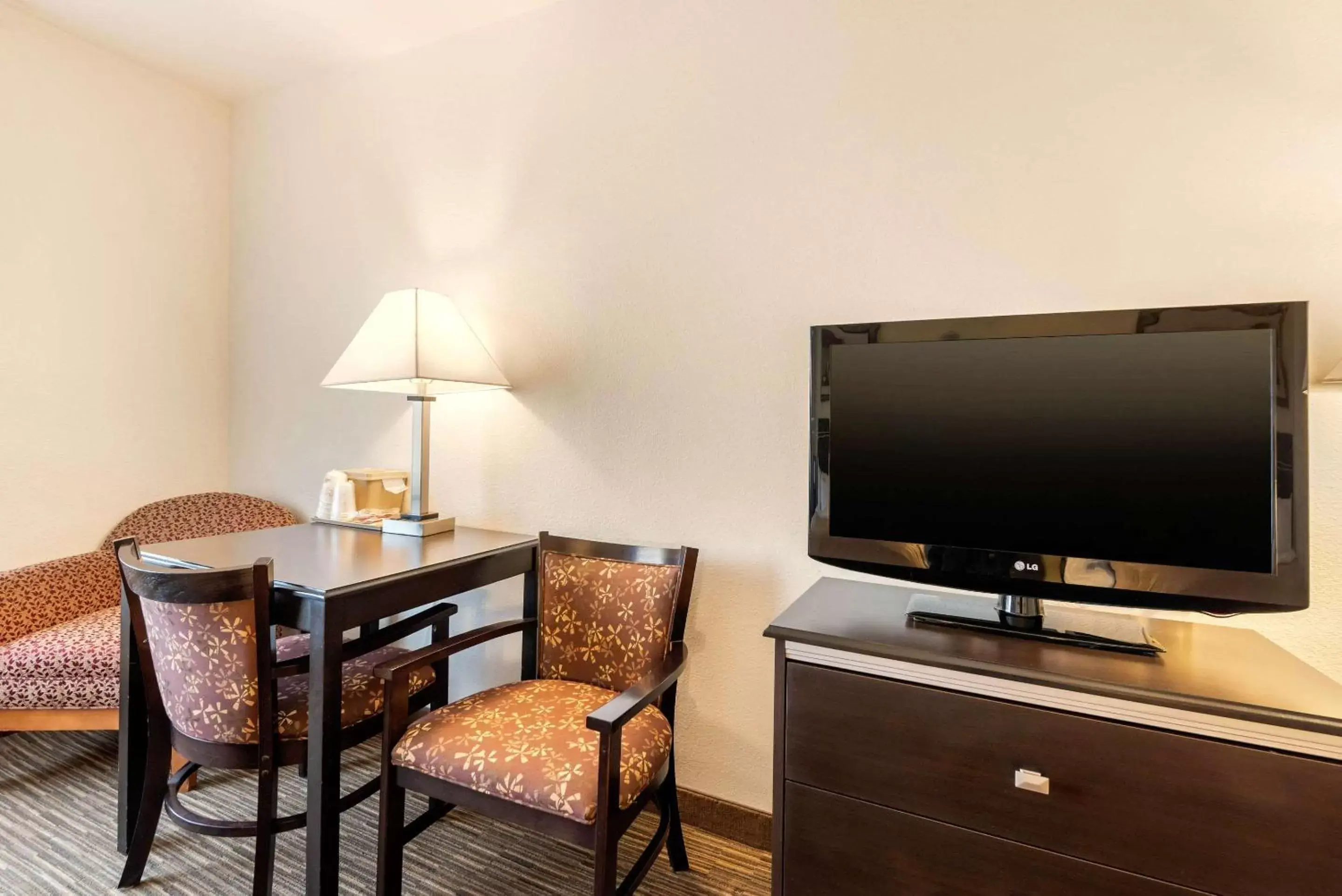 Photo of the whole room, TV/Entertainment Center in Quality Inn & Suites Limon