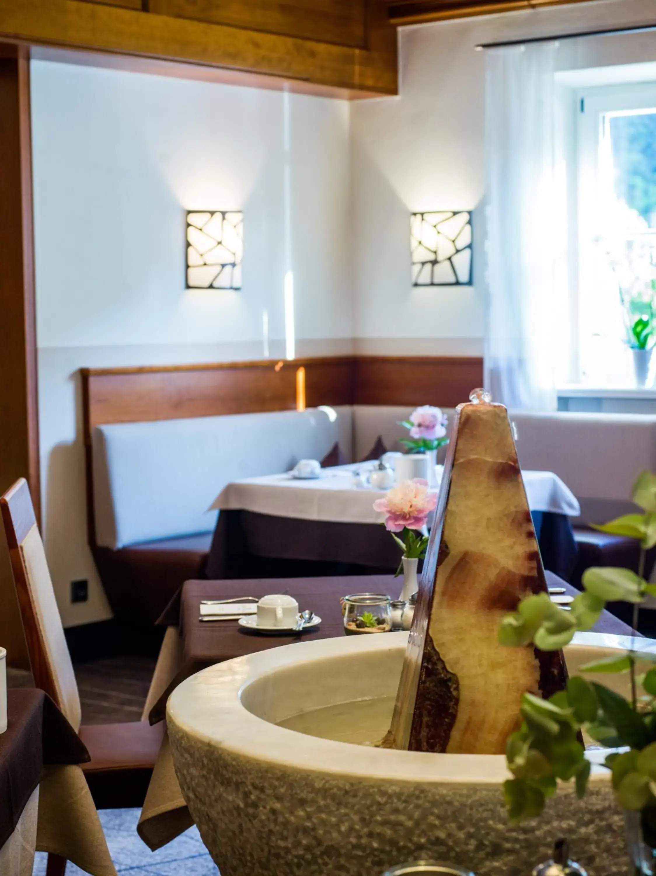 Seating area, Bathroom in Hotel König