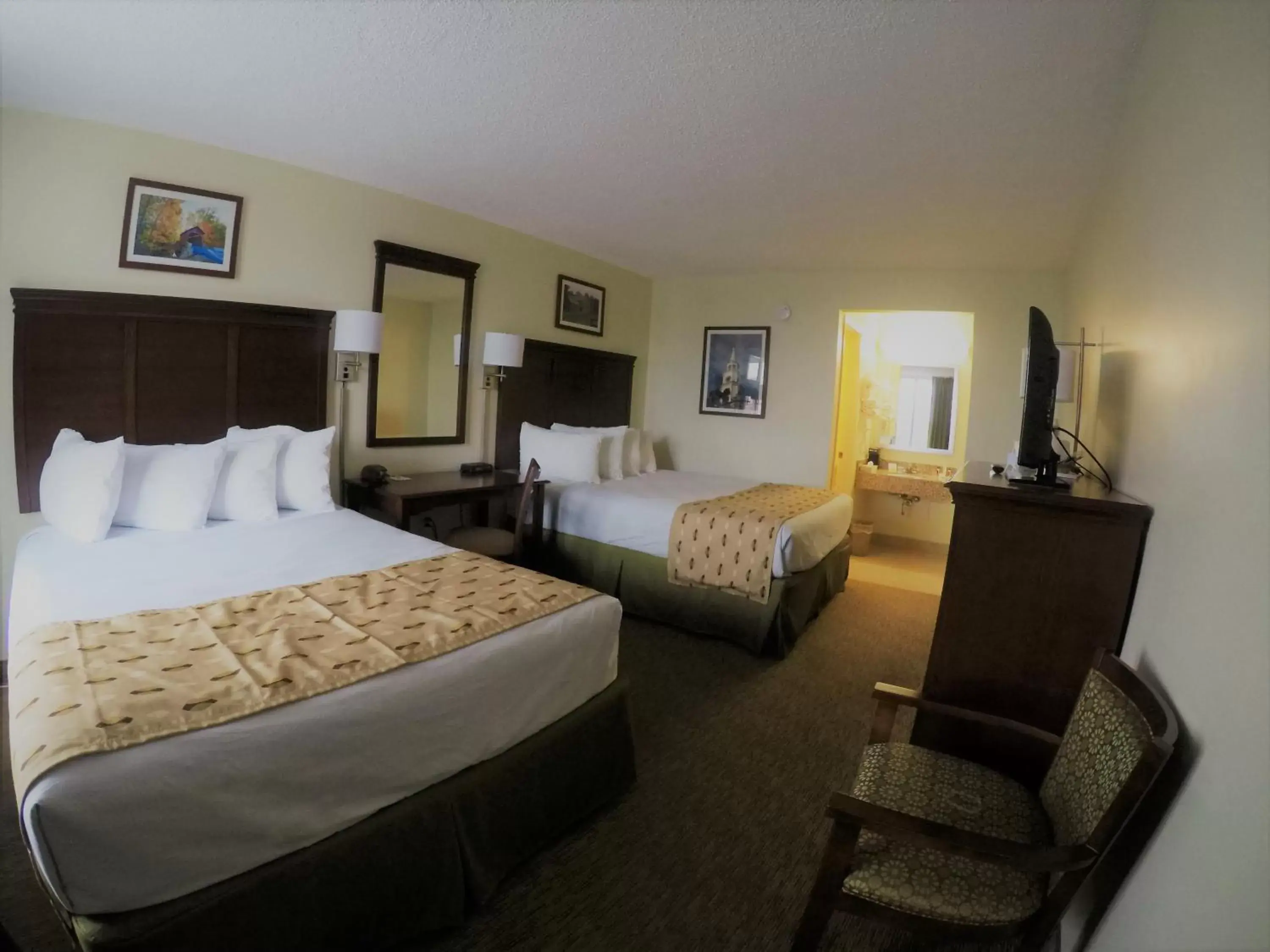 Bed in Days Inn of Frederick by Wyndham