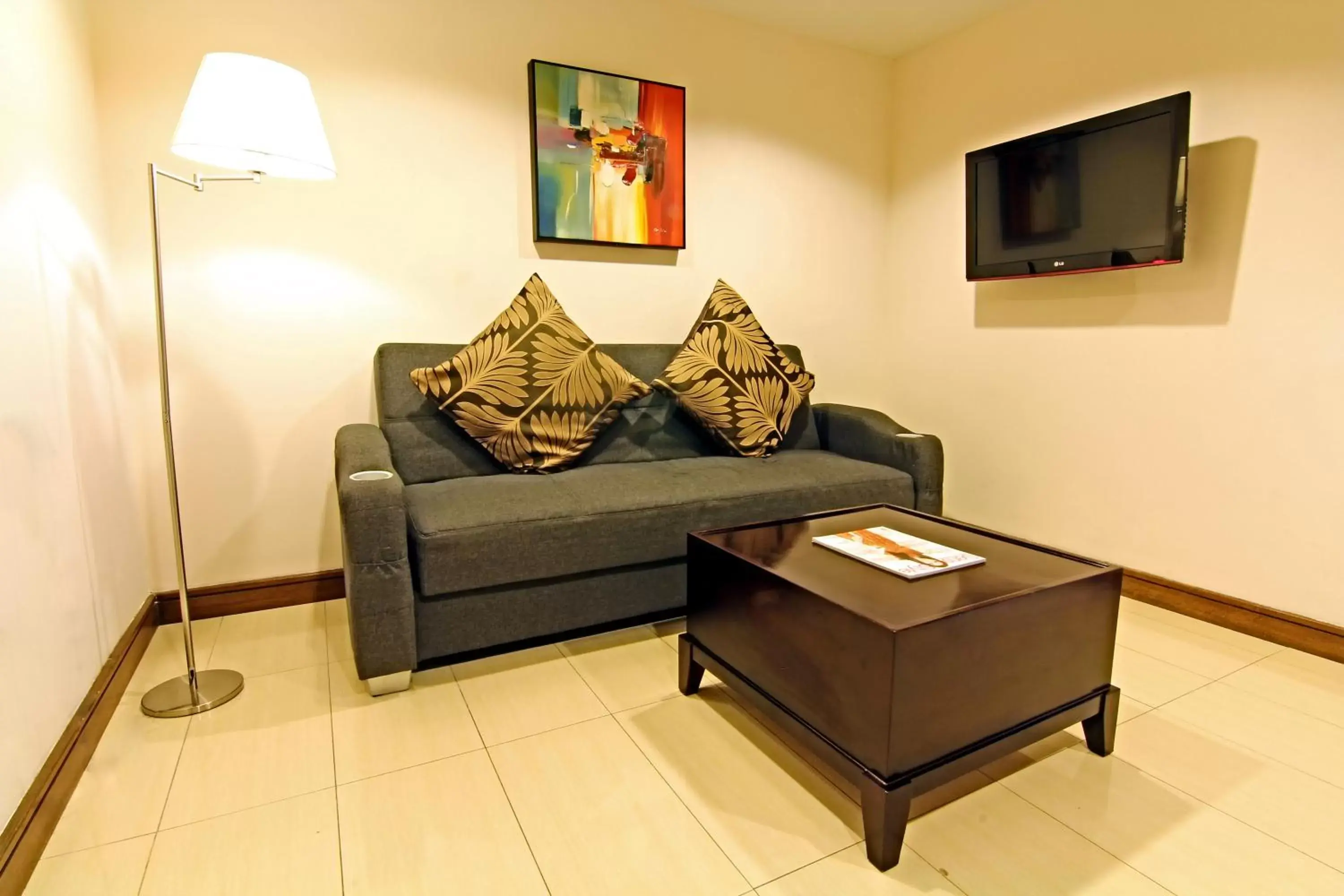 TV and multimedia, Seating Area in Luxent Hotel