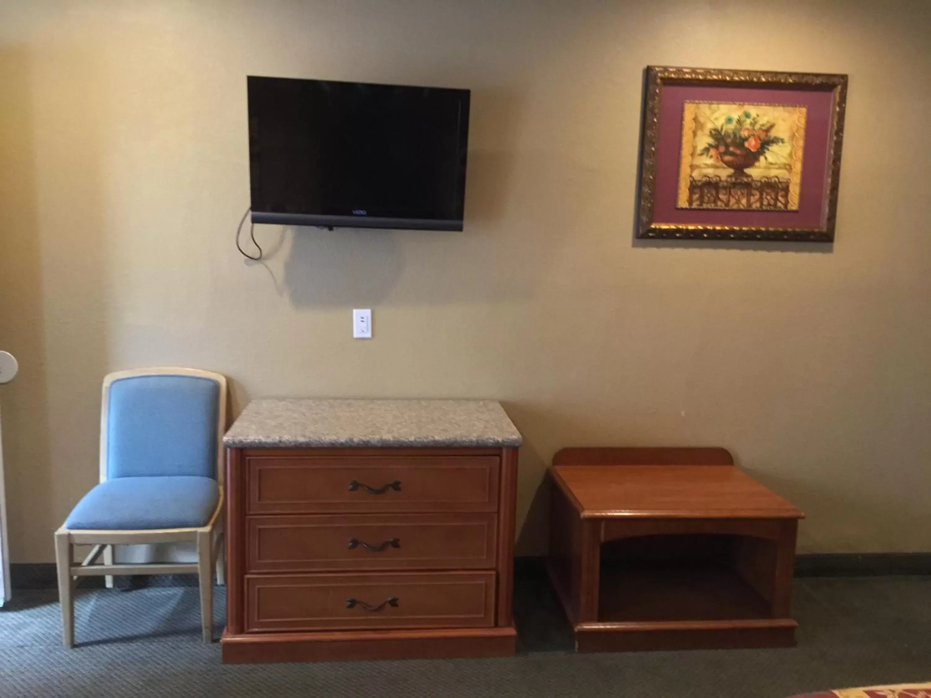 TV and multimedia, TV/Entertainment Center in Bevonshire Lodge Motel