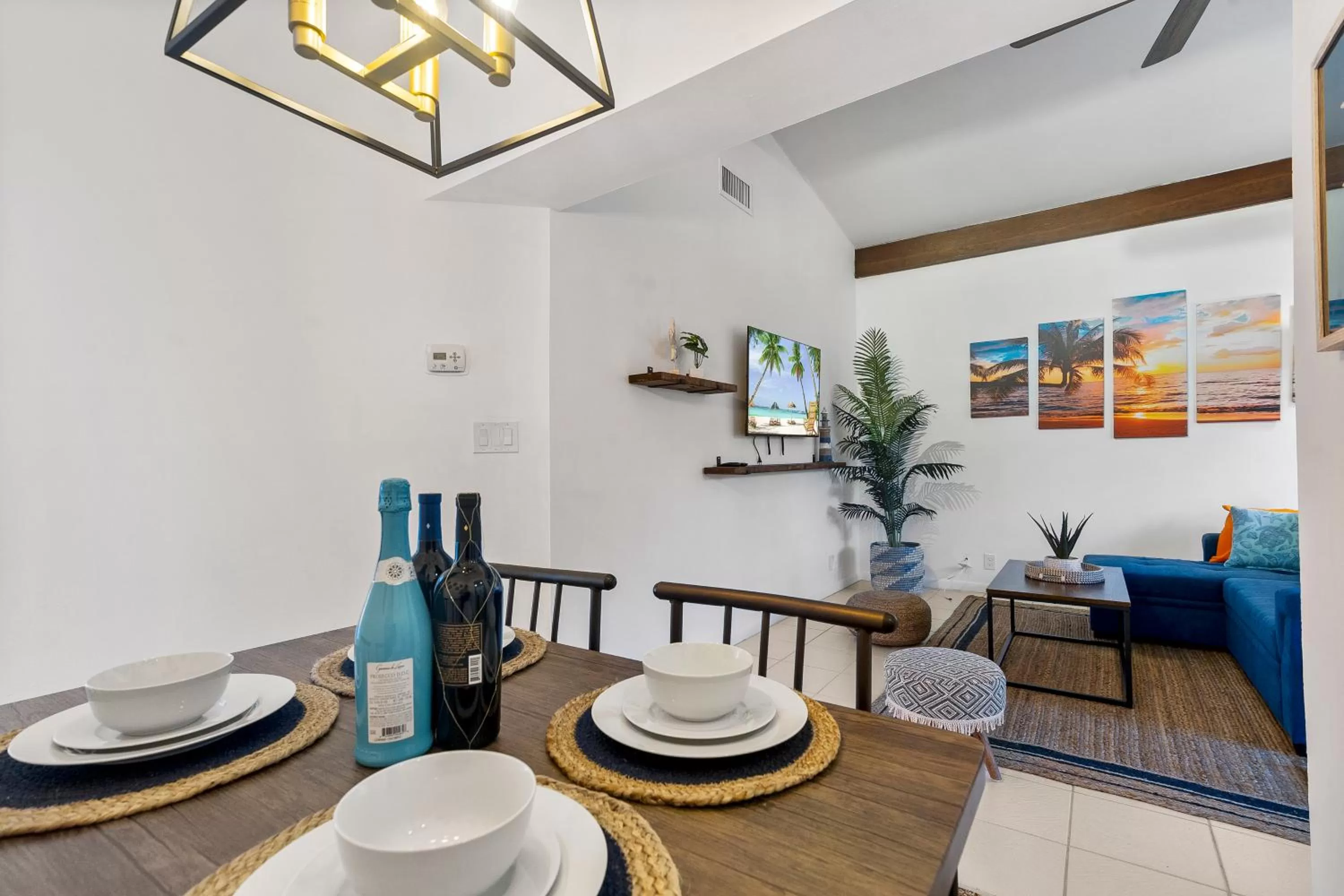 Dining area in CocoBay 2BR Condos Near Beach, Galleria Mall, Wilton Manors, Cruise Port