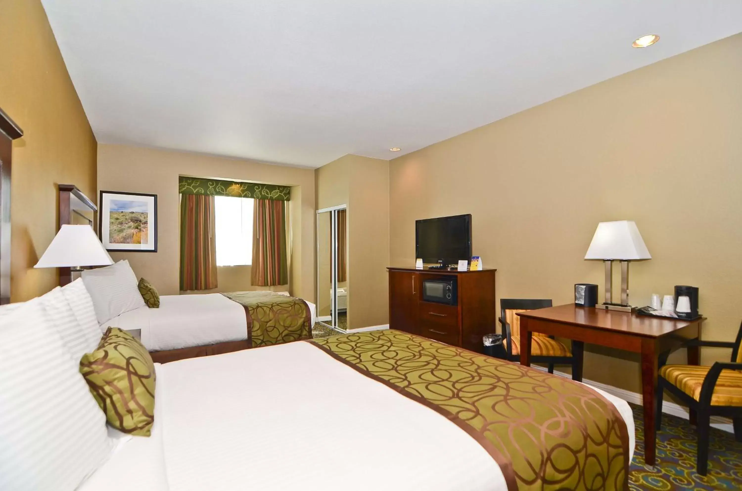 Photo of the whole room, Bed in Best Western California City Inn & Suites