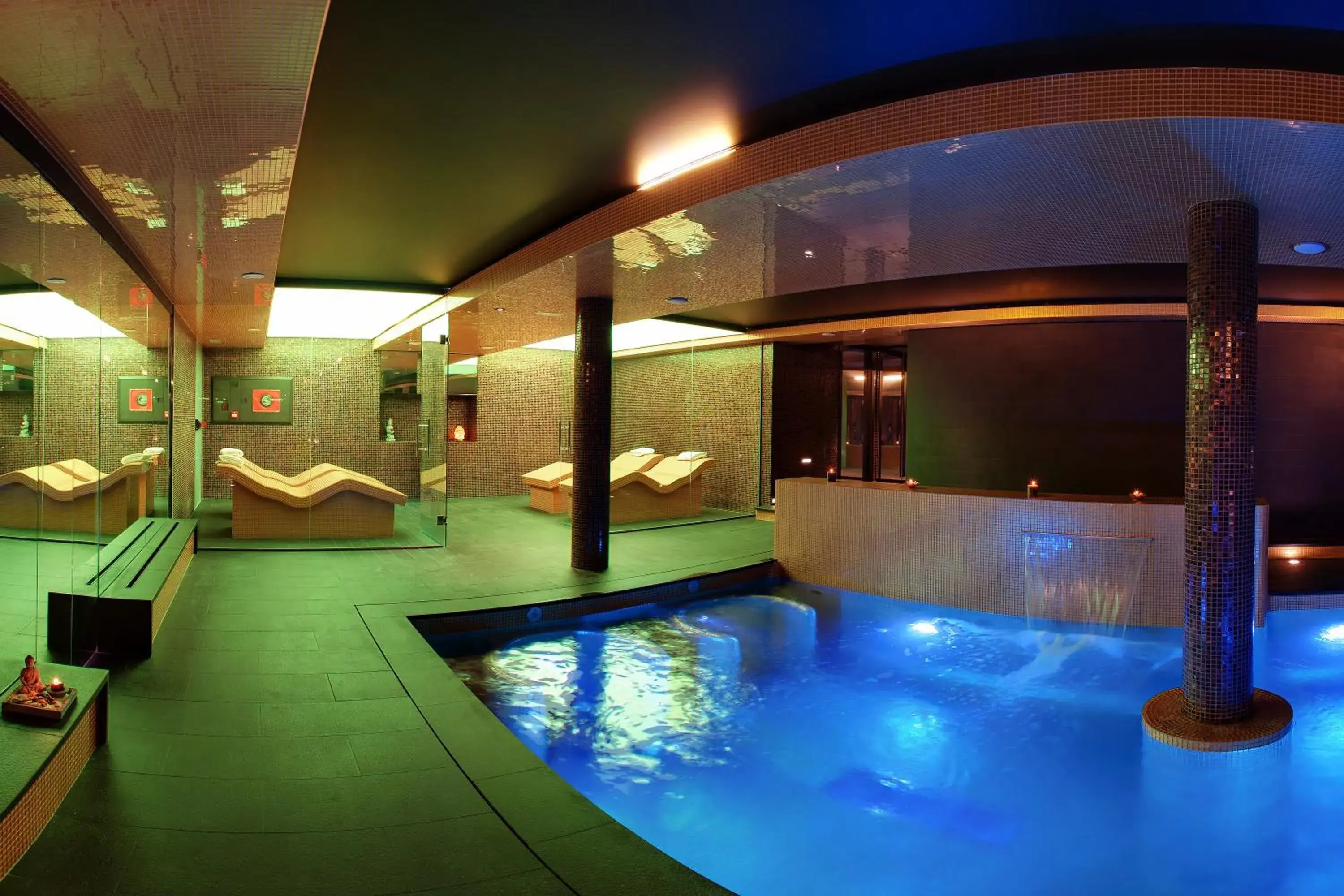 Solarium, Swimming Pool in Cosmopolita Hotel-Boutique