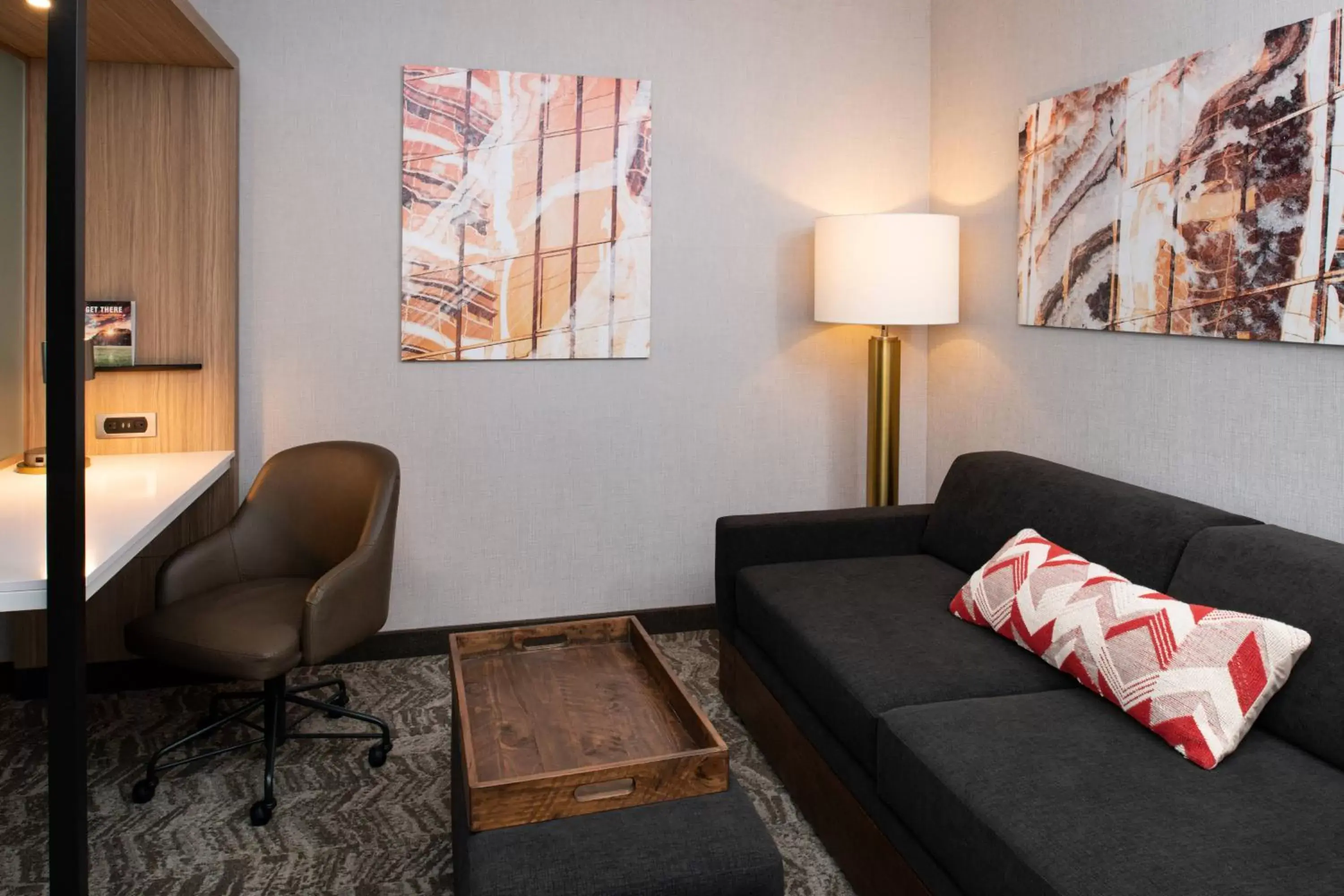 Living room, Seating Area in SpringHill Suites by Marriott Kansas City Northeast