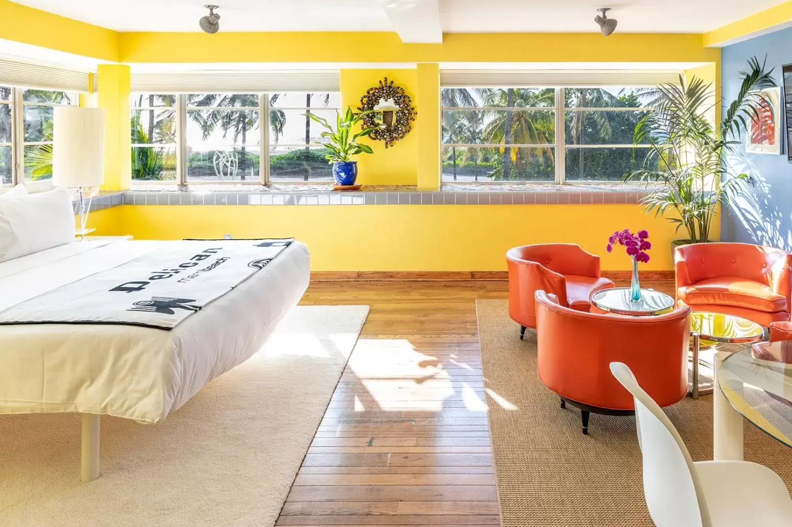 View (from property/room), Bed in Pelican Hotel View (from property/room), Bed in Pelican Hotel