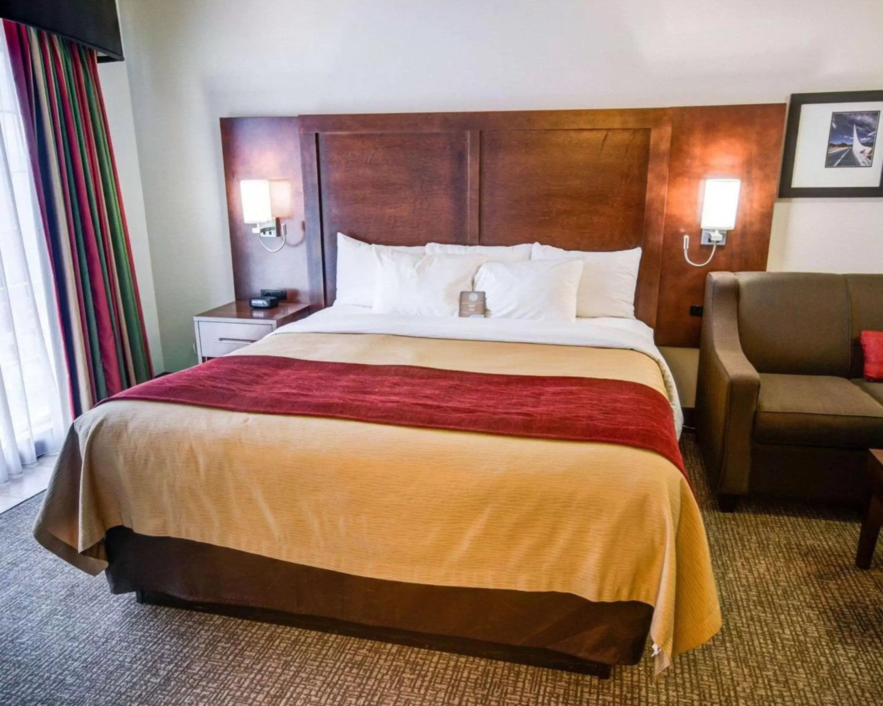 Photo of the whole room in Comfort Inn Redding Near I-5 Photo of the whole room in Comfort Inn Redding Near I-5