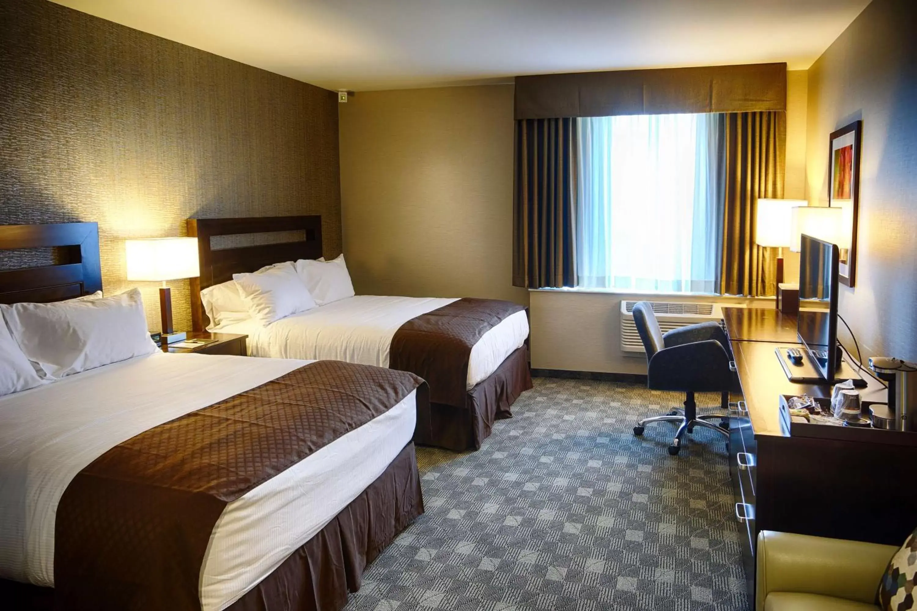 Bed in DoubleTree by Hilton Lawrenceburg