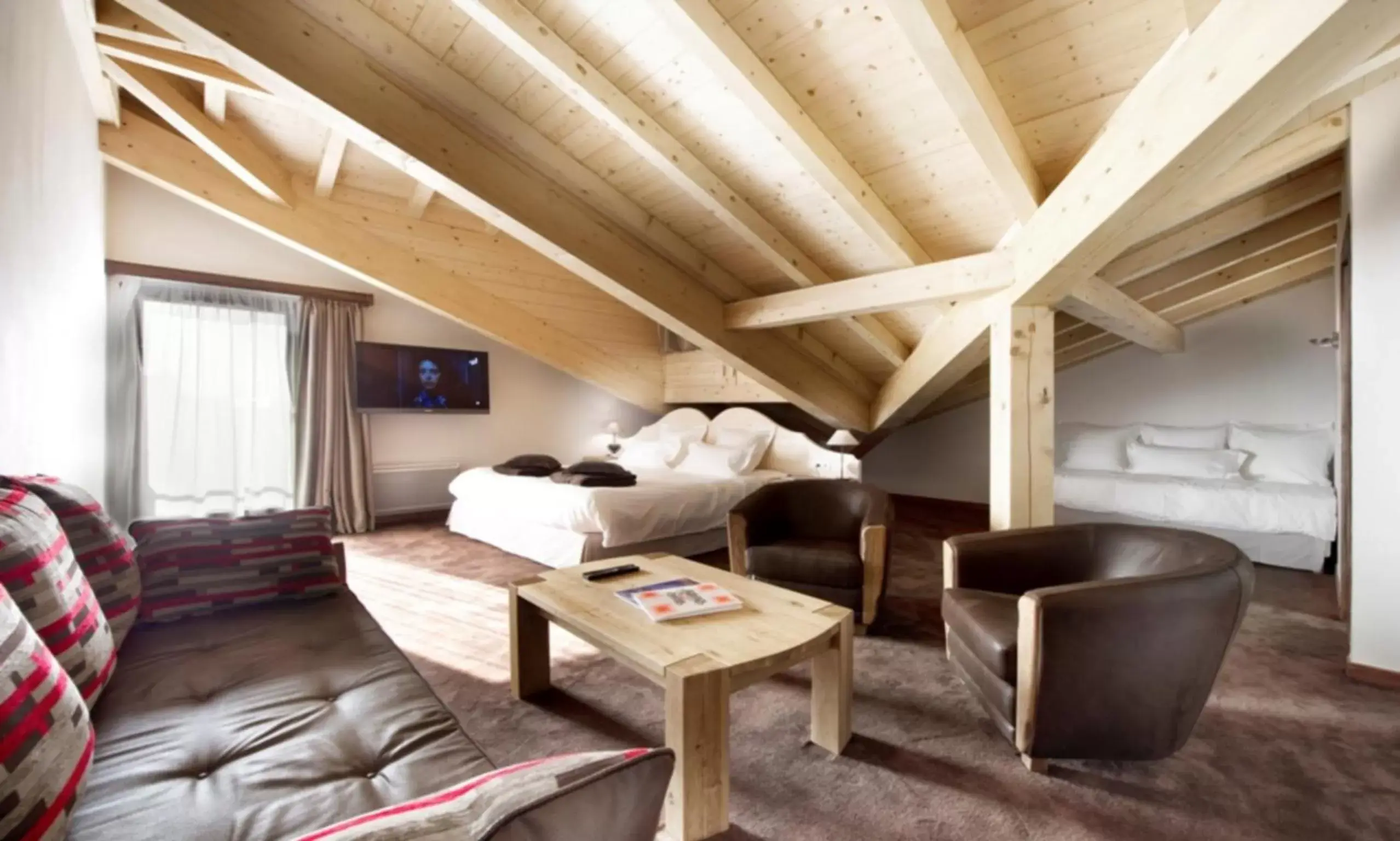 Bedroom, Seating Area in Auberge de Savoie