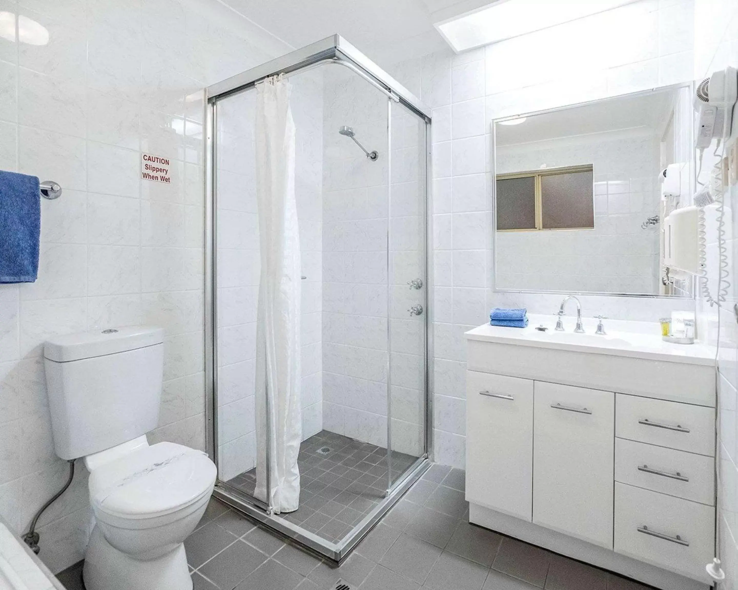 Deluxe Twin Room with One Queen Bed and One Single Bed - Non-Smoking in Comfort Inn Bay of Isles Deluxe Twin Room with One Queen Bed and One Single Bed - Non-Smoking in Comfort Inn Bay of Isles