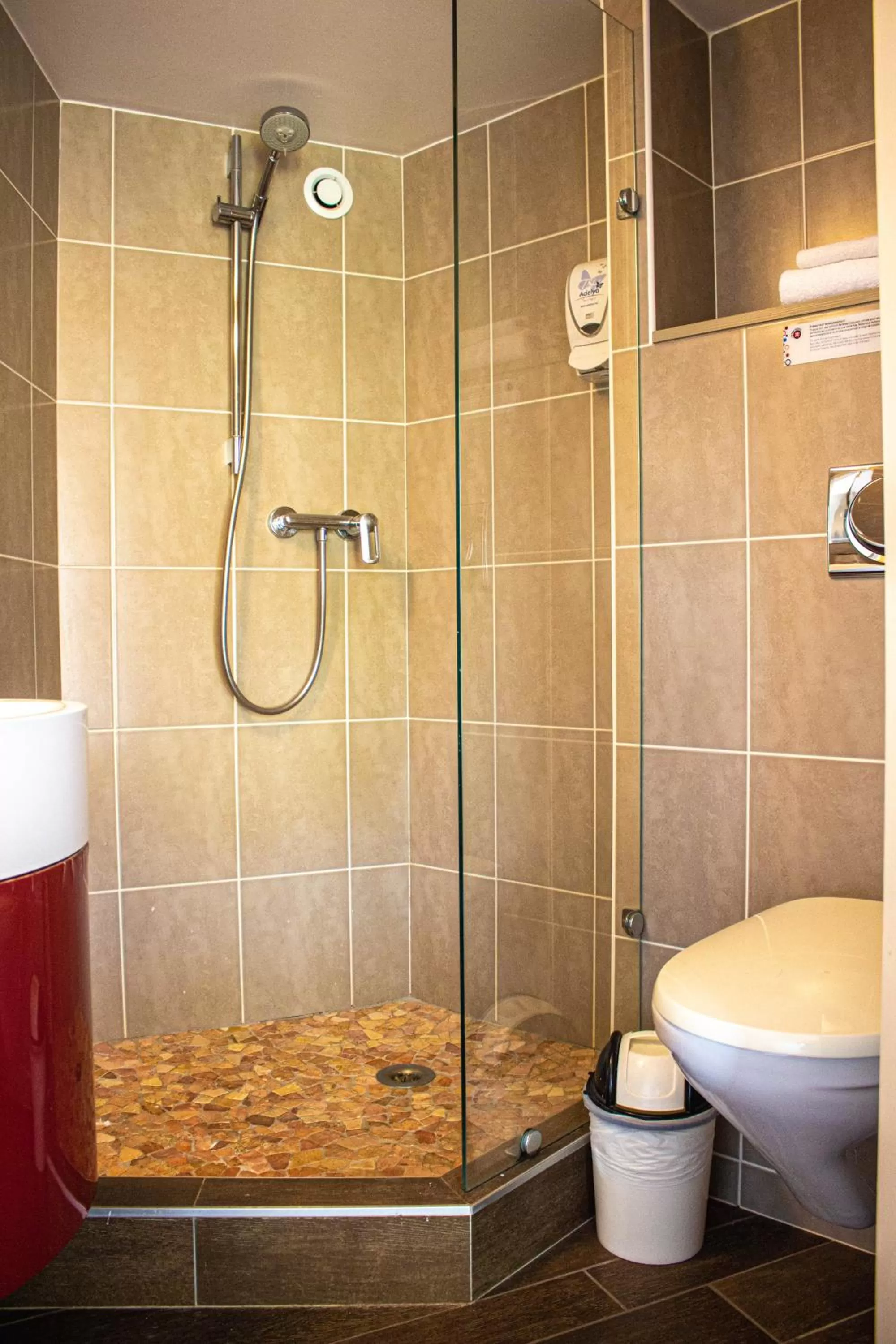 Bathroom in Charme Hôtel, Montbéliard Sud
