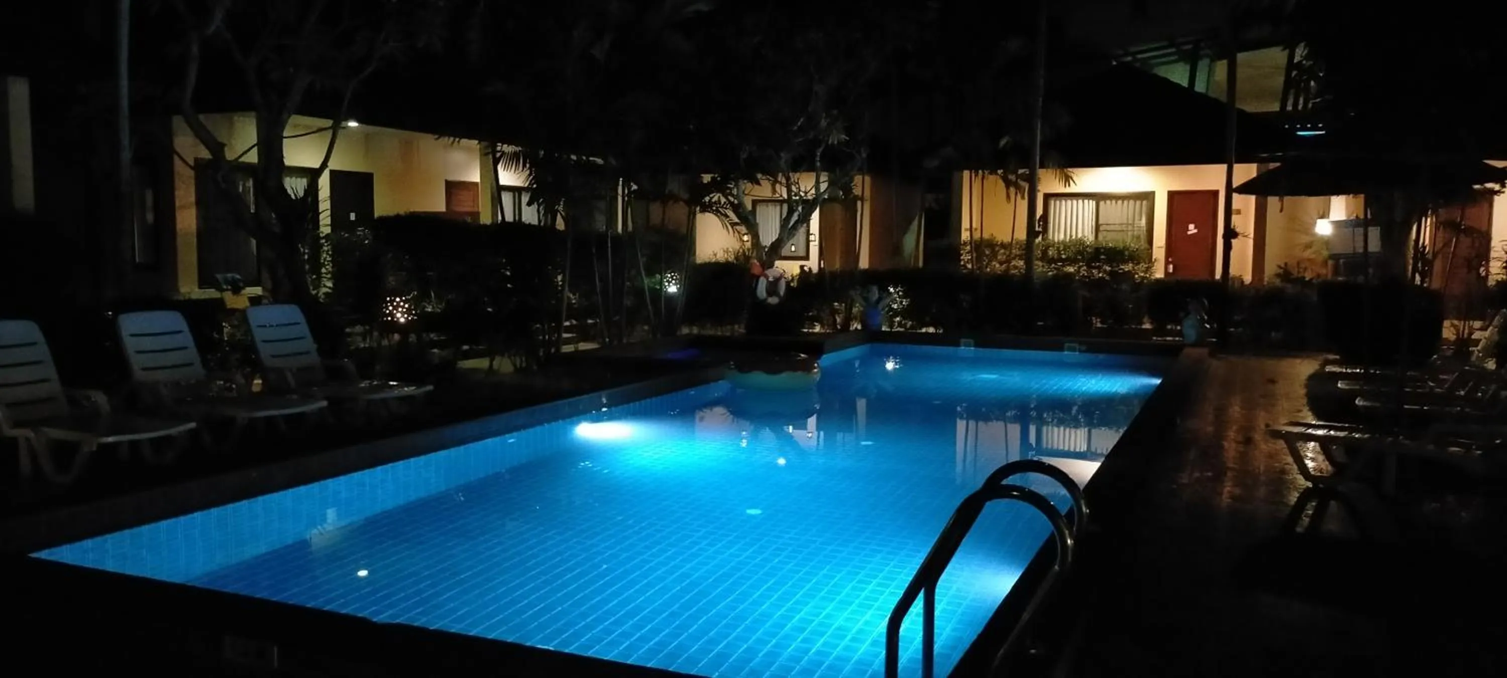 Swimming pool in Happy Cottage