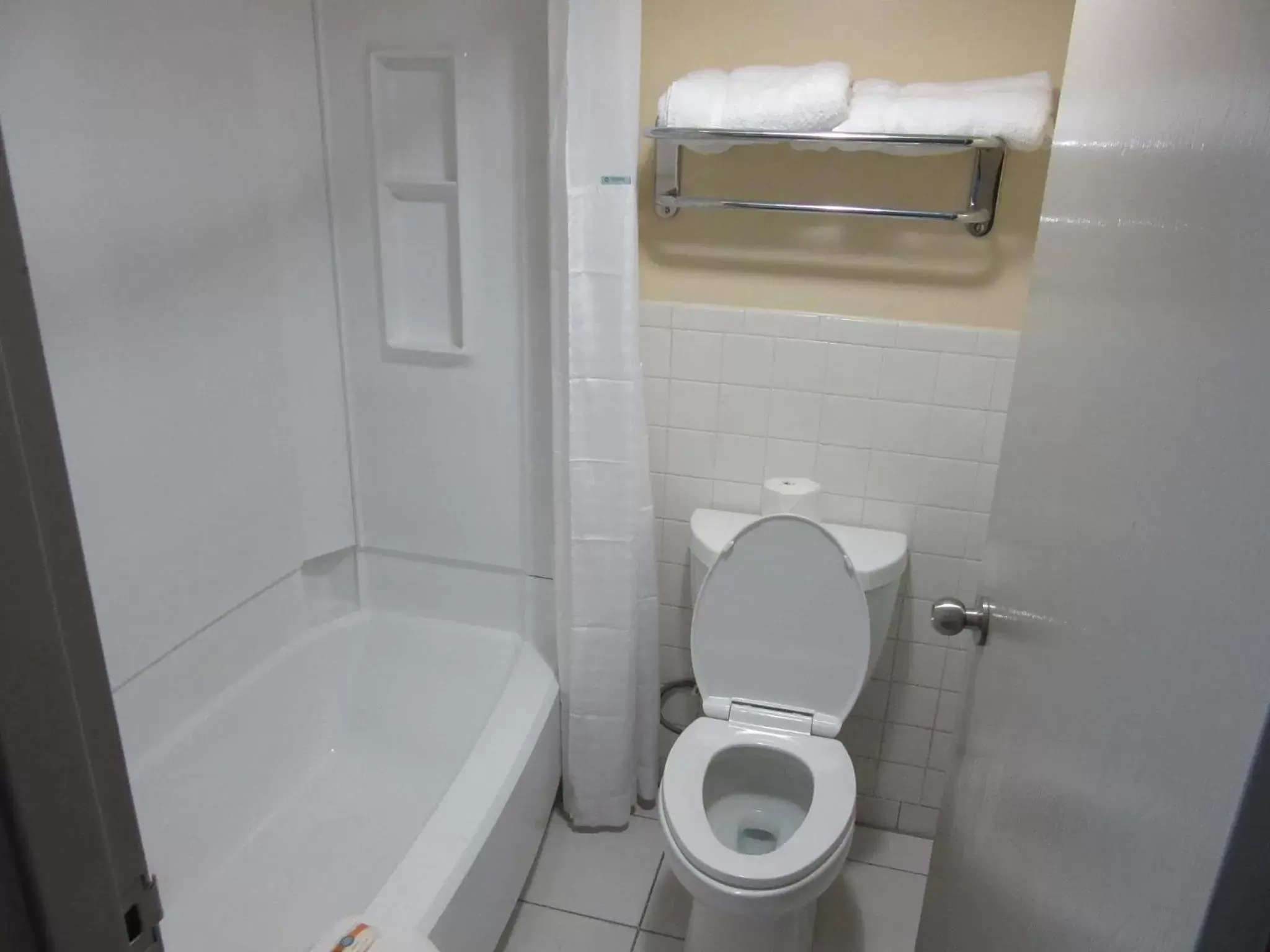 Bathroom in Quality Inn & Suites near Six Flags East