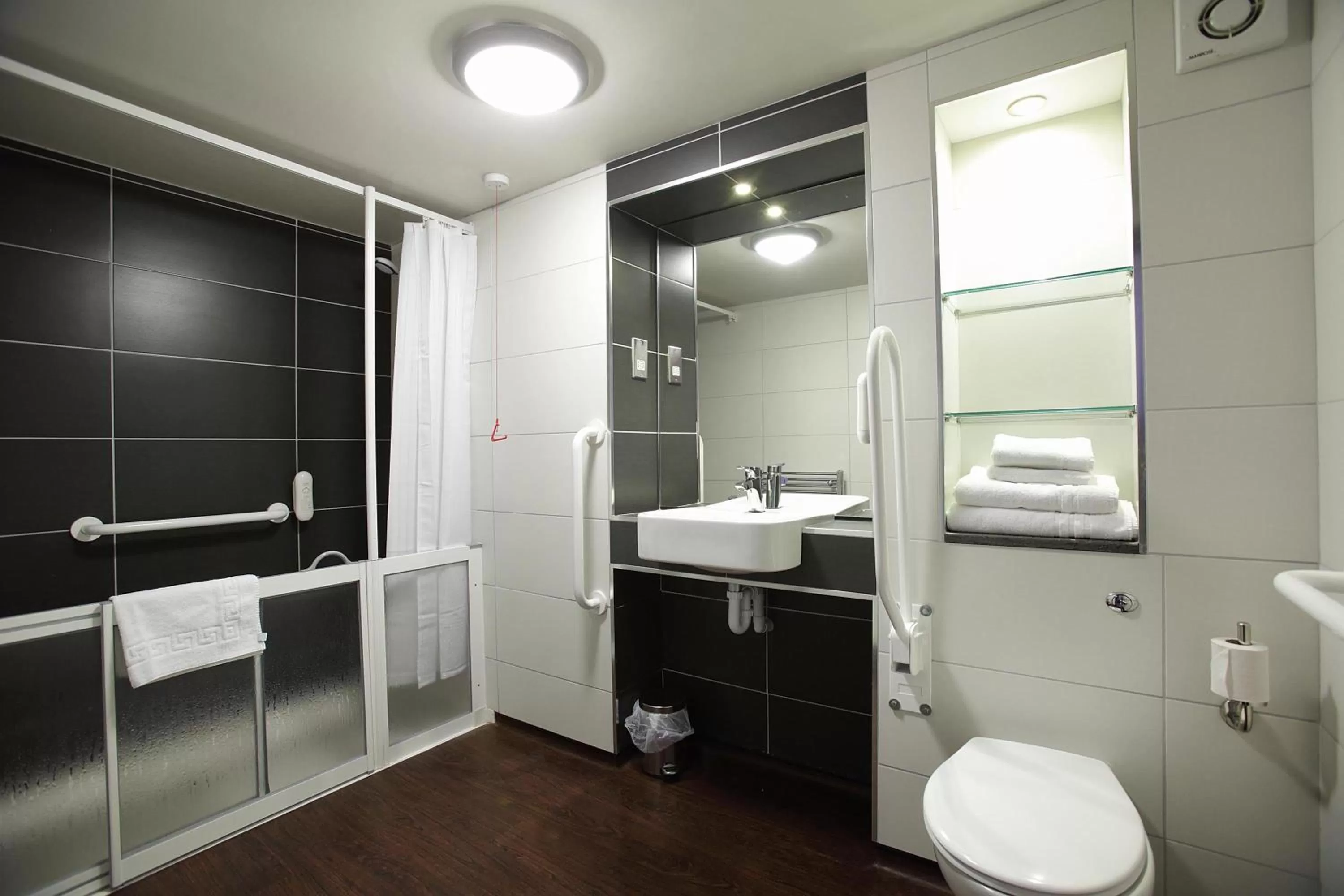 Bathroom in The King's Highway Wetherspoon