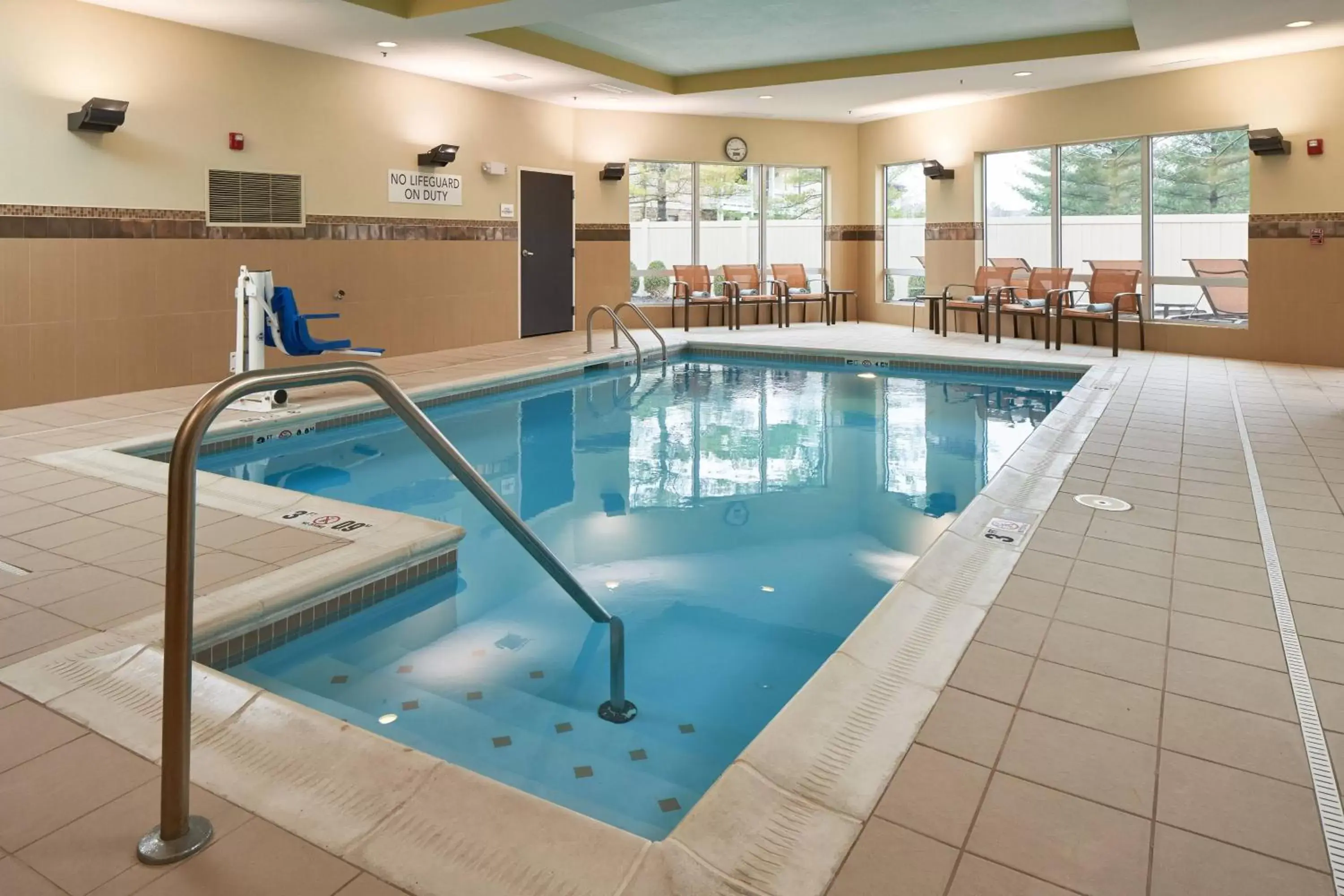 Swimming Pool in Courtyard by Marriott Evansville East