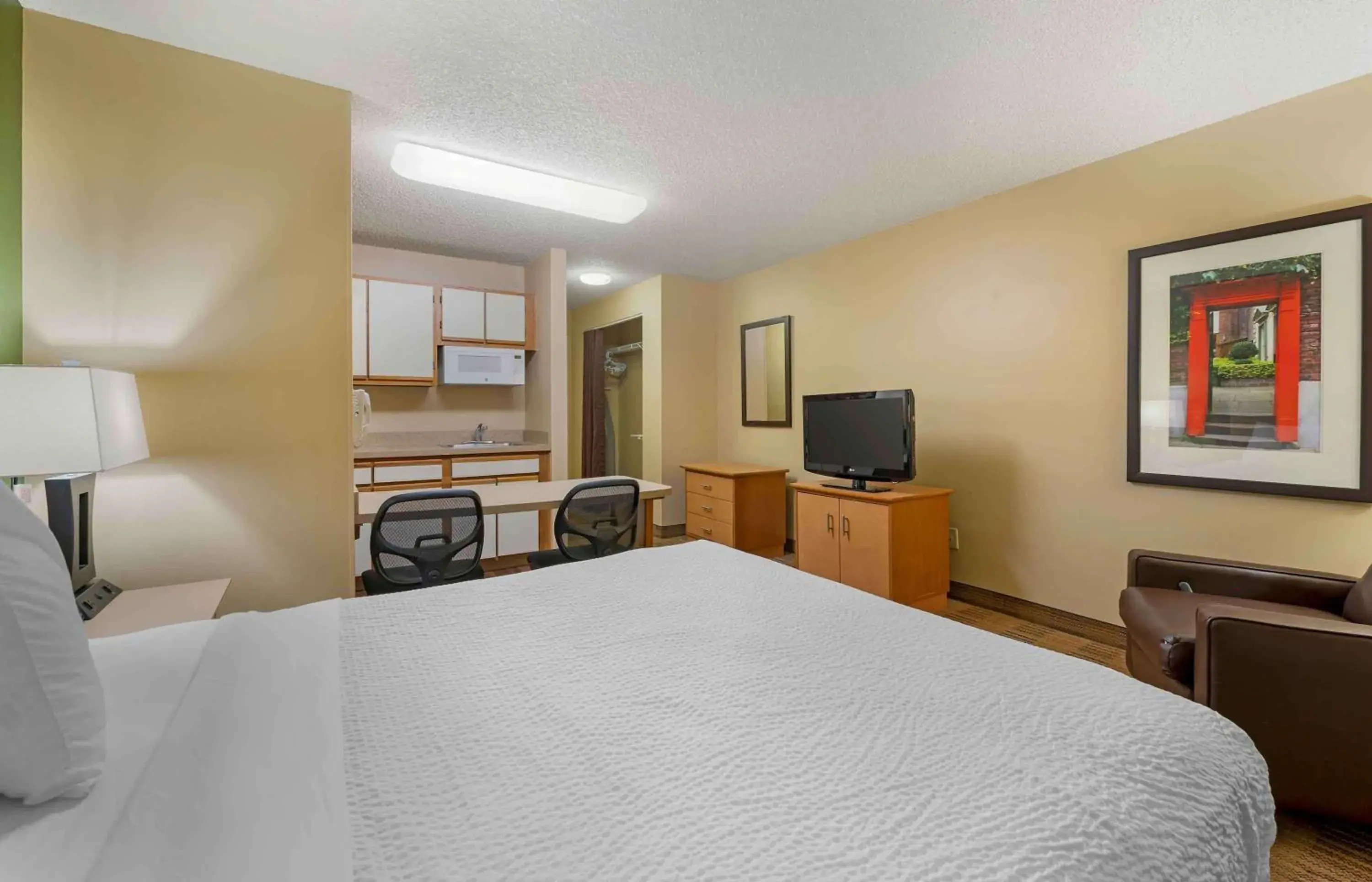 Bedroom, Bed in Extended Stay America Suites - Cincinnati - Blue Ash - Reagan Hwy