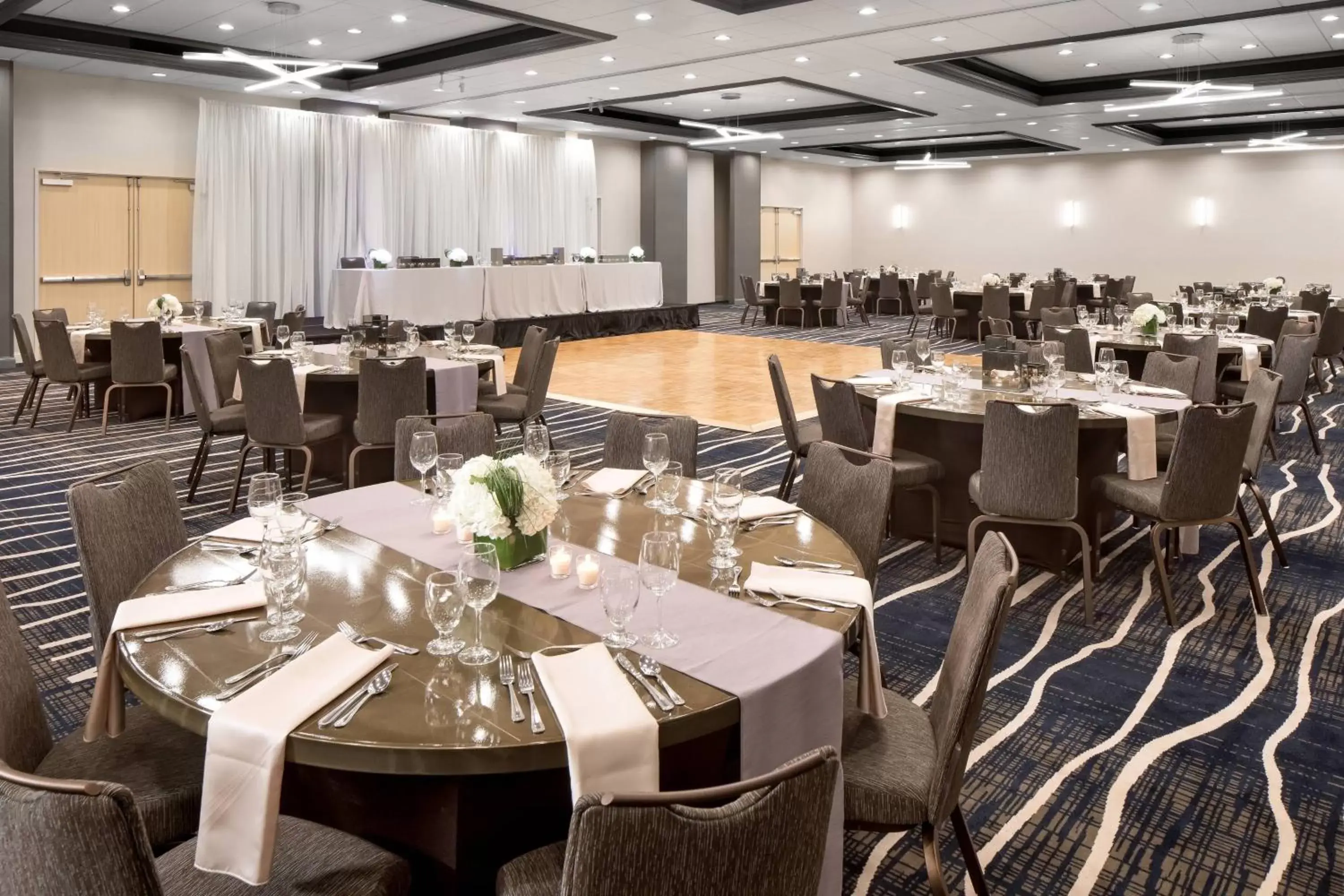 Banquet/Function facilities, Restaurant/Places to Eat in Delta Hotels by Marriott Minneapolis Northeast