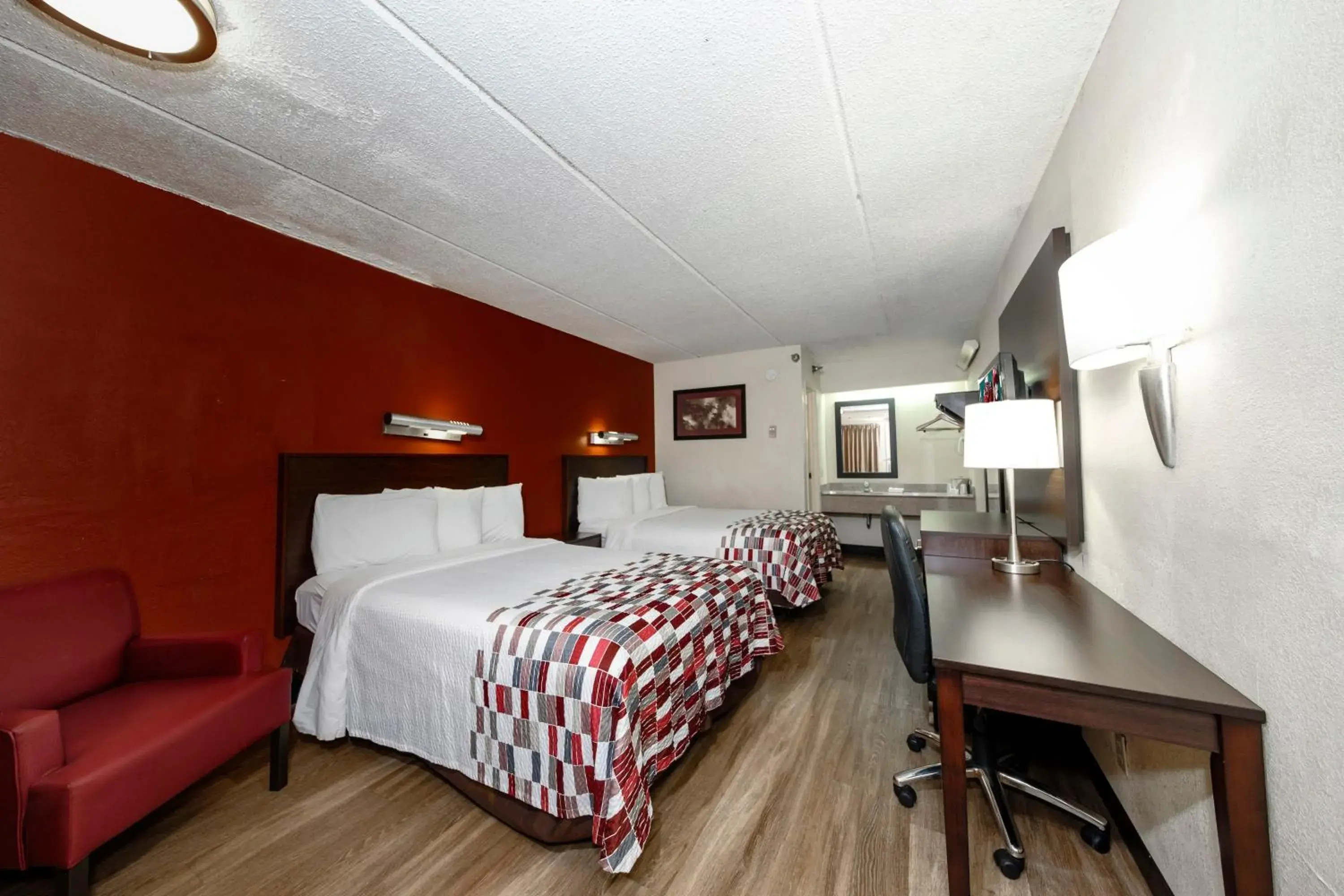 Photo of the whole room, Bed in Red Roof Inn Tampa - Brandon