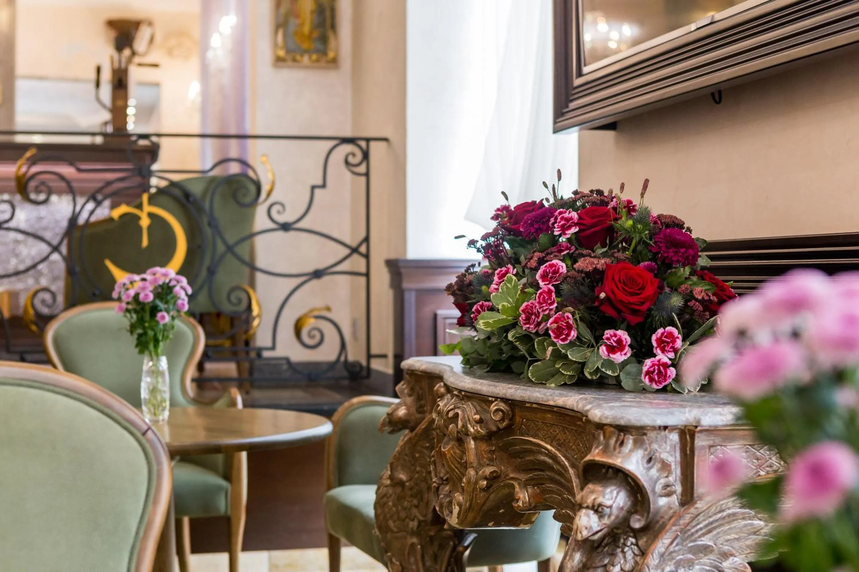 Lobby or reception in Hotel Caruso Old Town