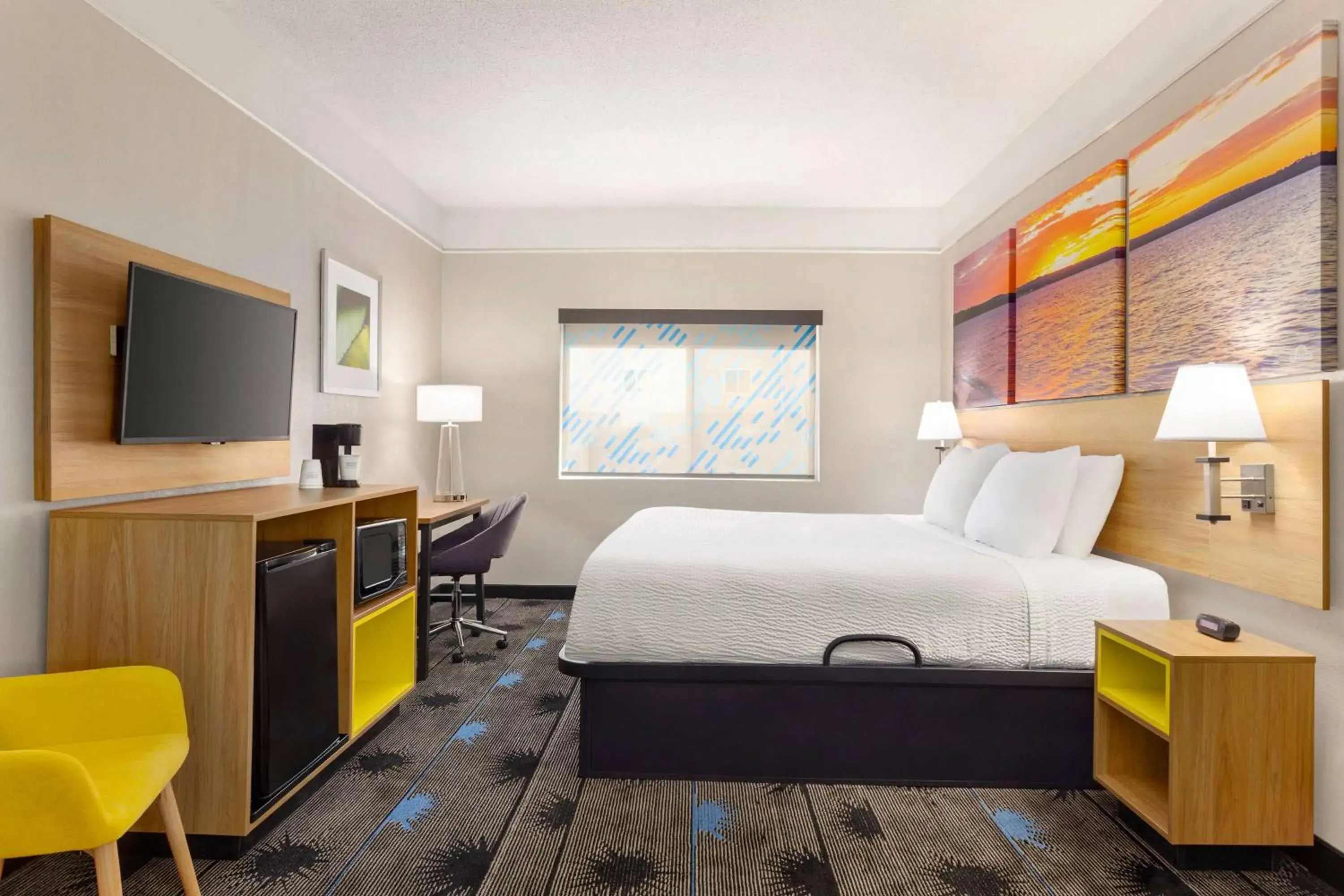 Bedroom, Bed in Days Inn by Wyndham Kansas City International Airport