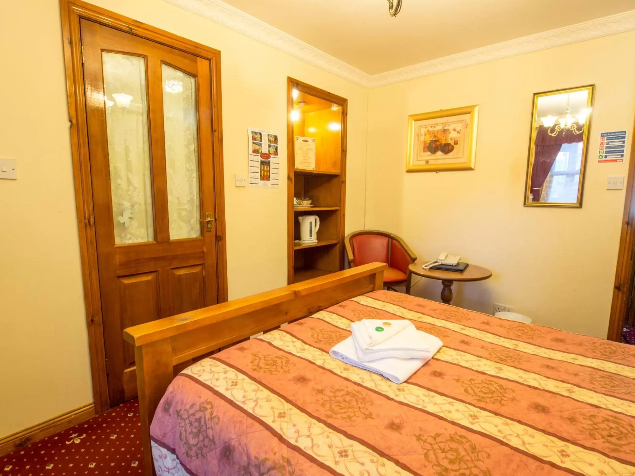 Bedroom, Bed in Corstorphine Lodge Hotel