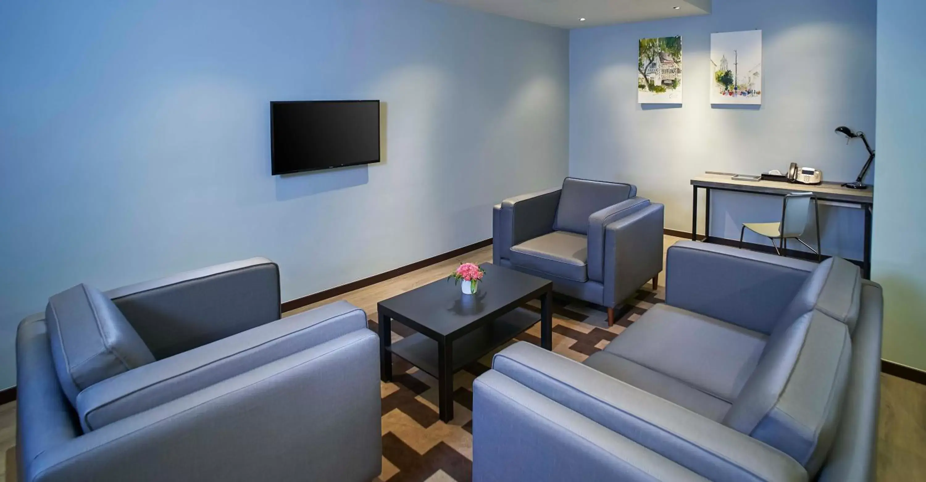 Living room, TV/Entertainment Center in Urban H Hotel