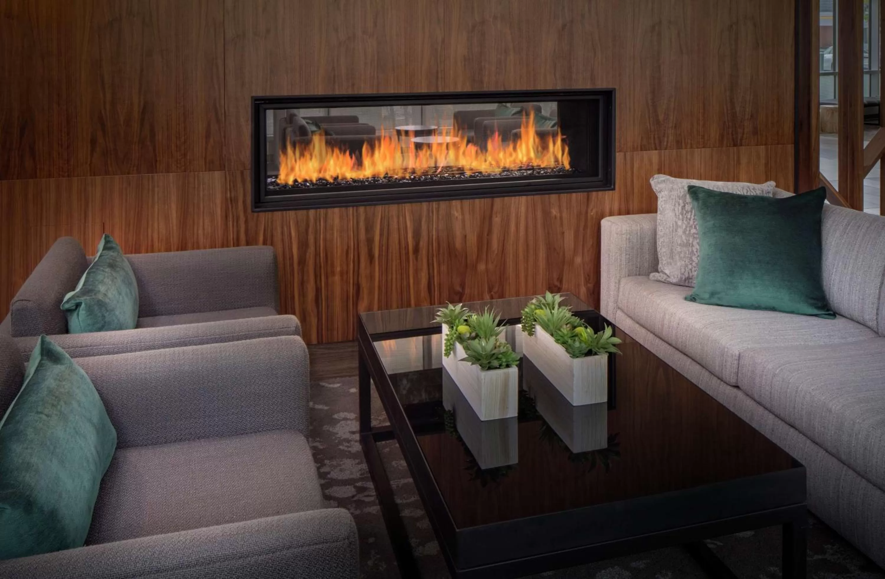 Communal lounge/ TV room in Embassy Suites by Hilton Boston Marlborough