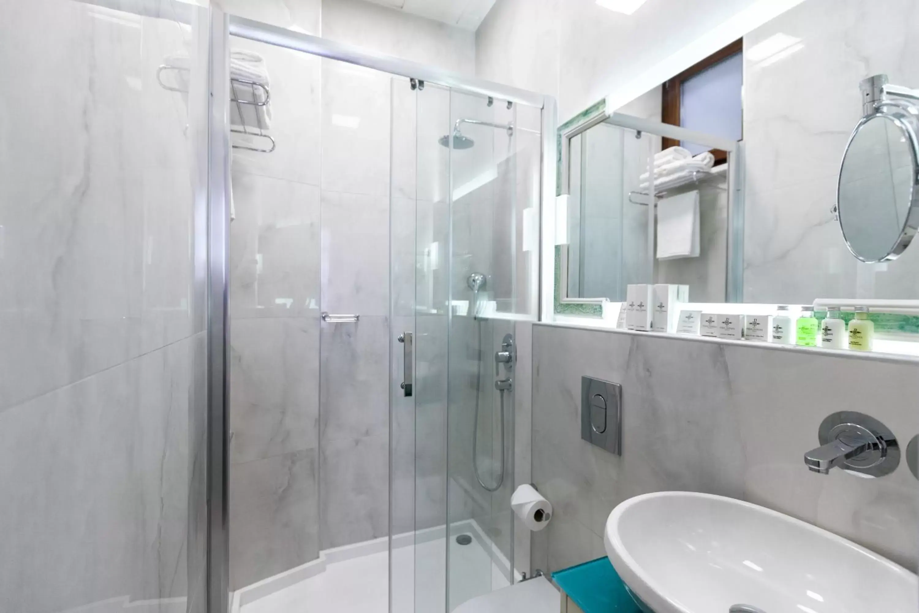 Shower, Bathroom in Hotel Pera Parma