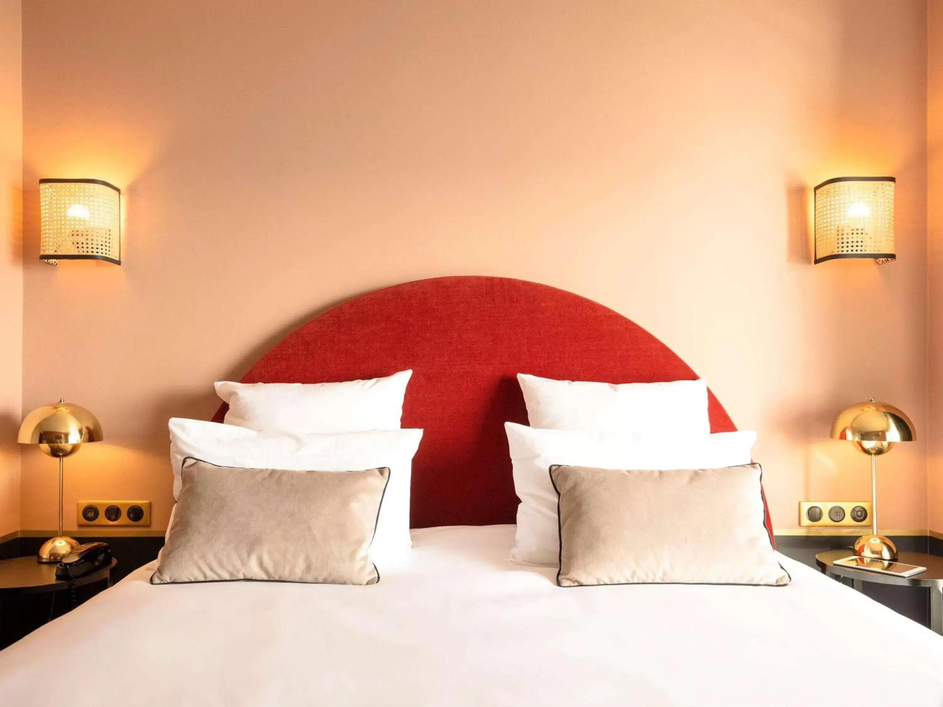 Photo of the whole room, Bed in Hotel Mercure Roscoff Bord De Mer