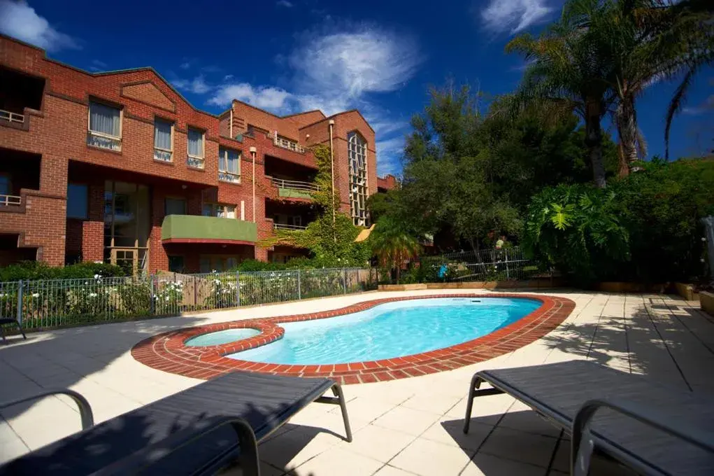 Facade/entrance, Swimming Pool in Comfort Apartments Royal Gardens