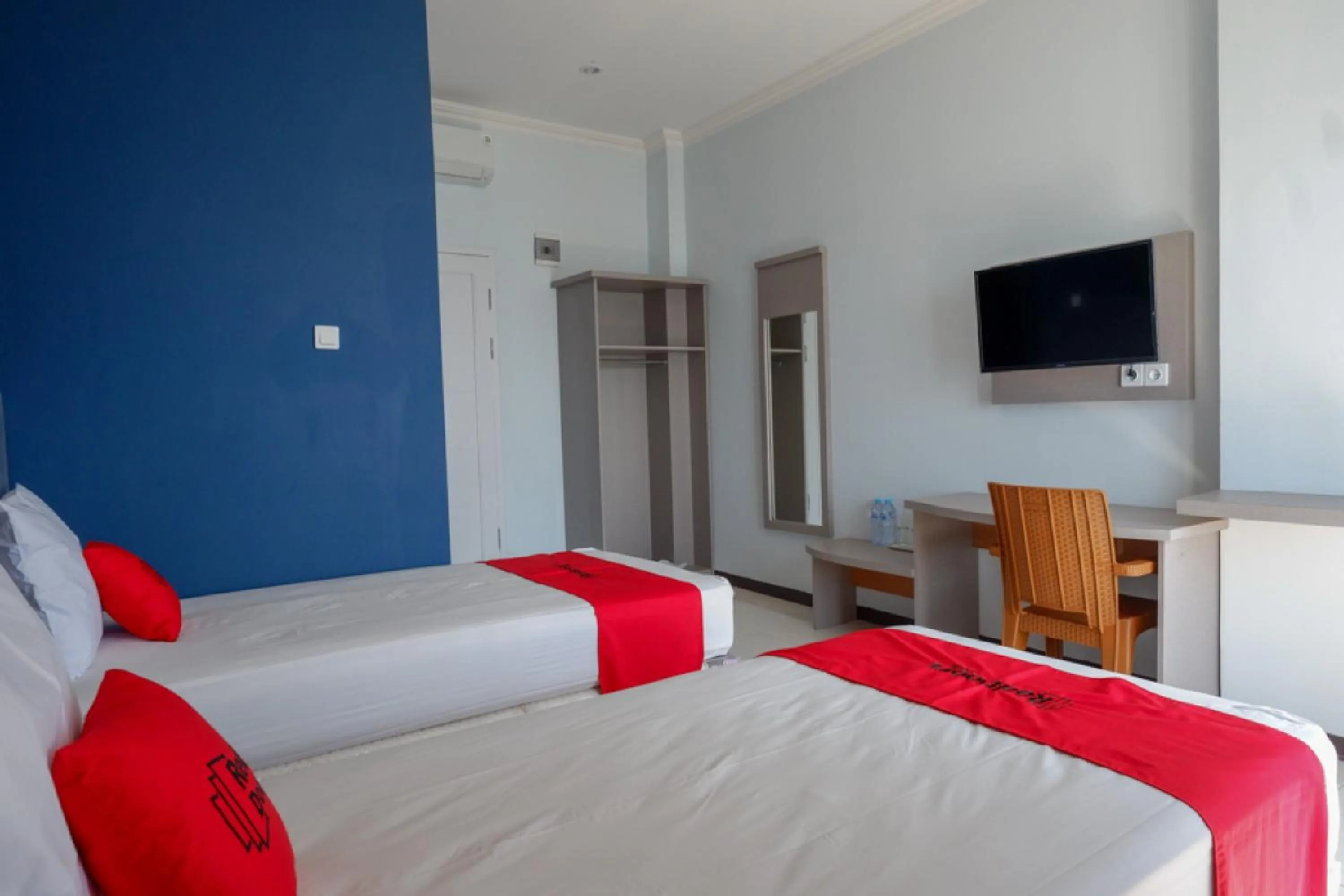 Bedroom, Bed in RedDoorz Plus Syariah @ Hotel Boulevard Luwuk
