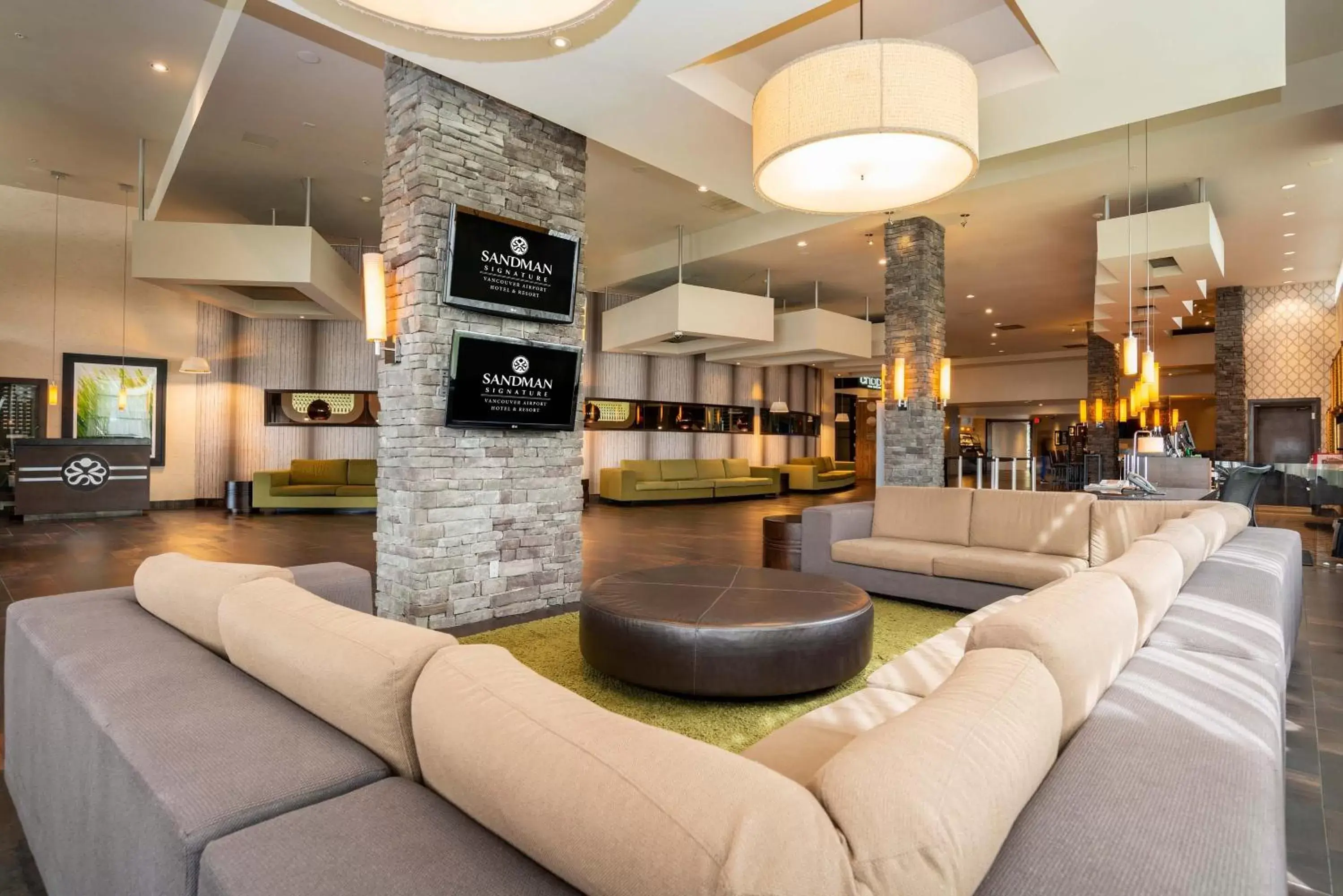 Lobby or reception, Lounge/Bar in Sandman Signature Vancouver Airport Hotel & Resort