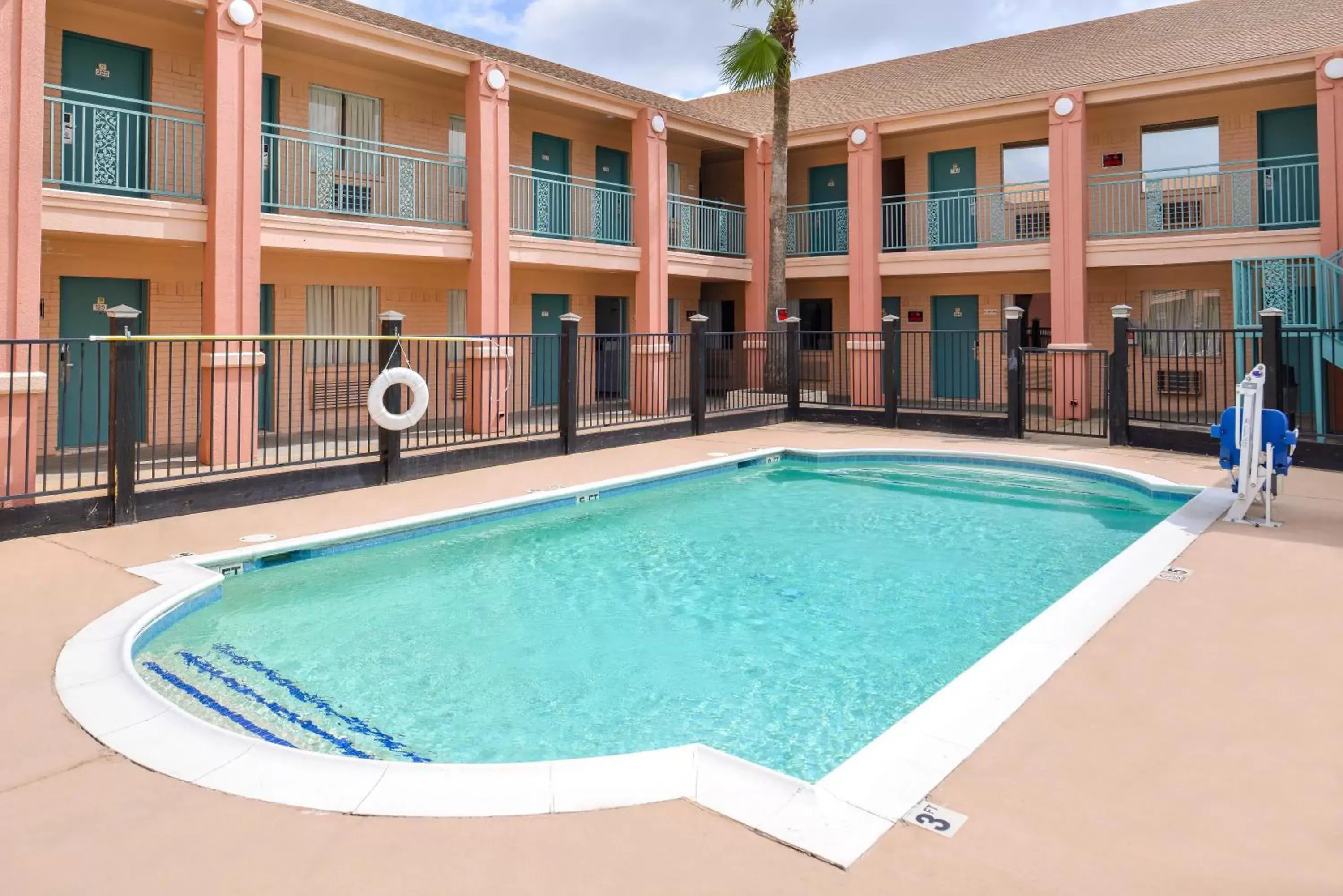 Swimming pool in Americas Best Value Inn Clute Swimming pool in Americas Best Value Inn Clute