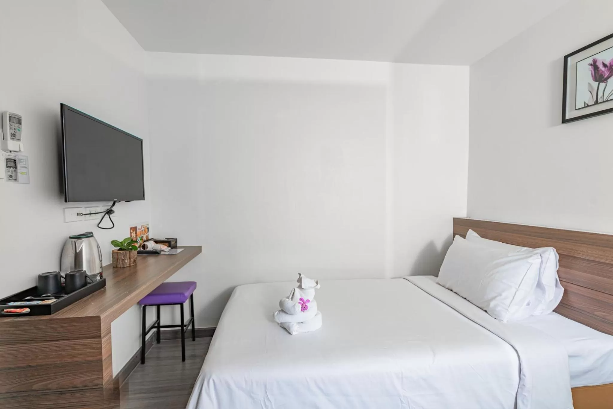 Photo of the whole room, Bed in Sovereign Group Hotel at Pratunam