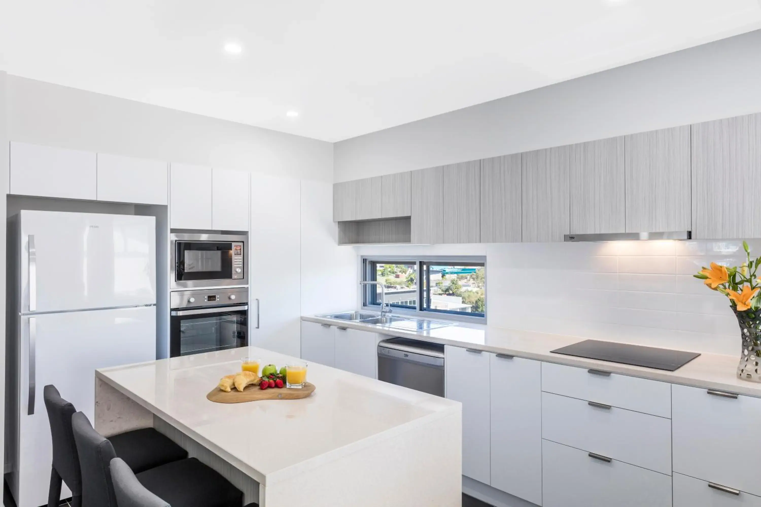 Kitchen or kitchenette, Kitchen/Kitchenette in Oaks Brisbane Woolloongabba Suites