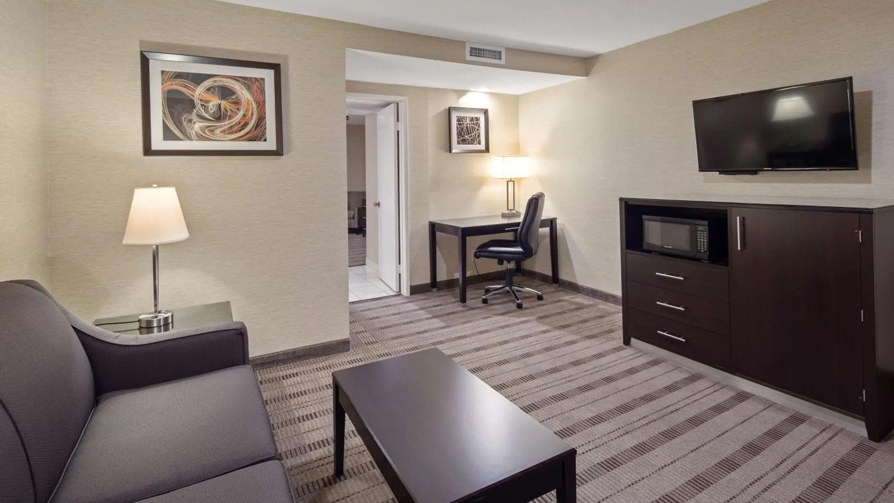 Photo of the whole room, Seating Area in Best Western Pasadena Royale Inn & Suites