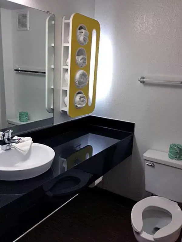 Bathroom in Motel 6-Palatine, IL - Chicago Northwest