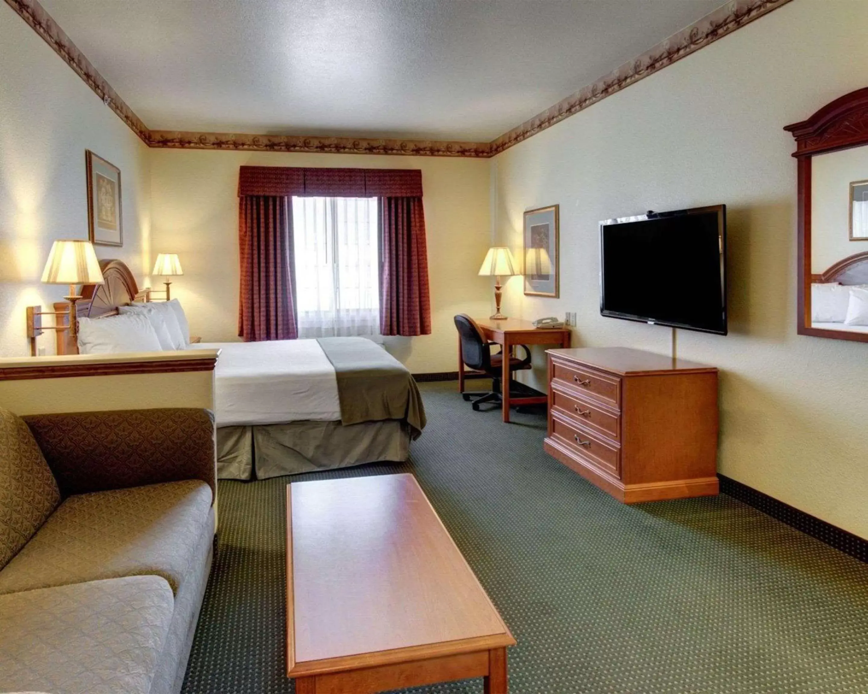 Photo of the whole room, TV/Entertainment Center in Quality Inn & Suites - Glen Rose