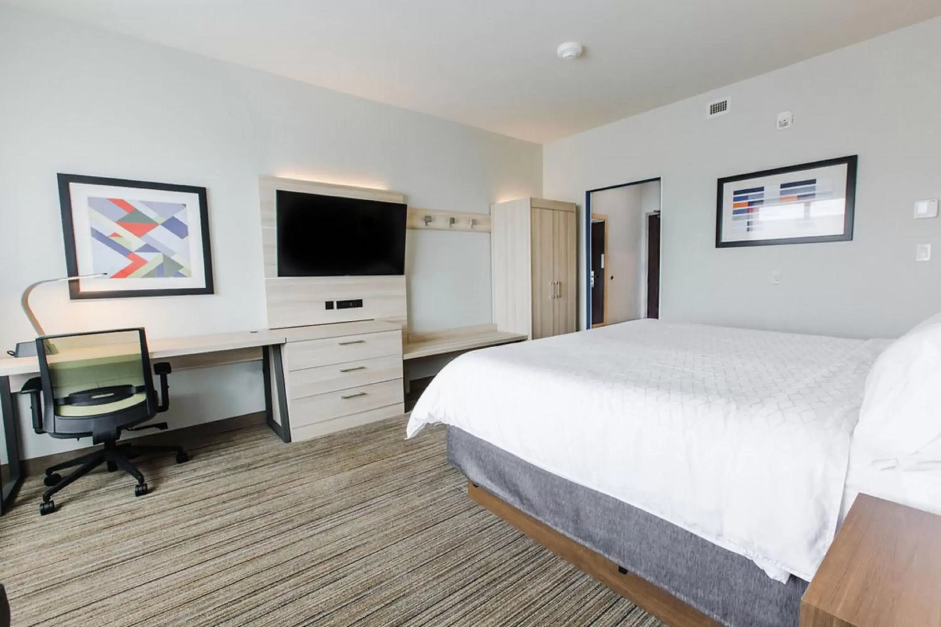 Photo of the whole room, Bed in Holiday Inn Express & Suites Edmonton N - St Albert, an IHG Hotel