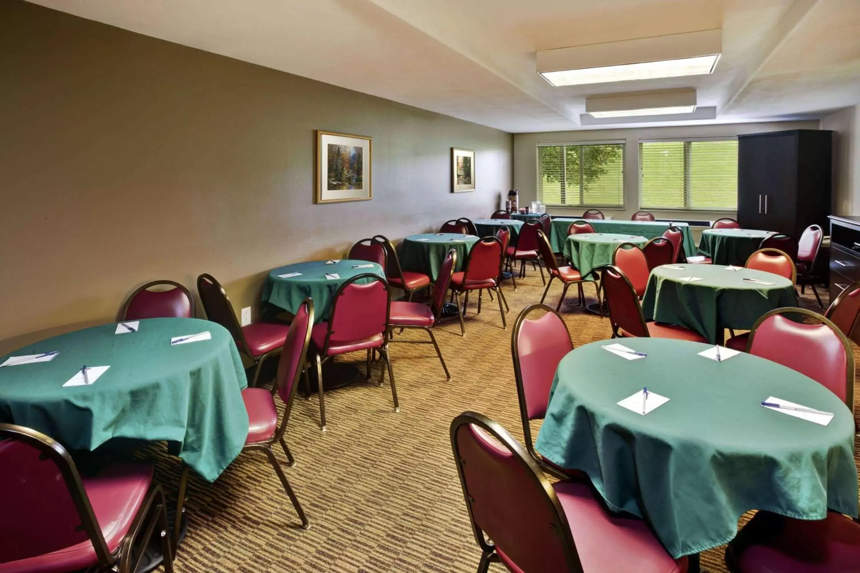 Meeting/conference room, Restaurant/Places to Eat in AmericInn by Wyndham Beaver Dam