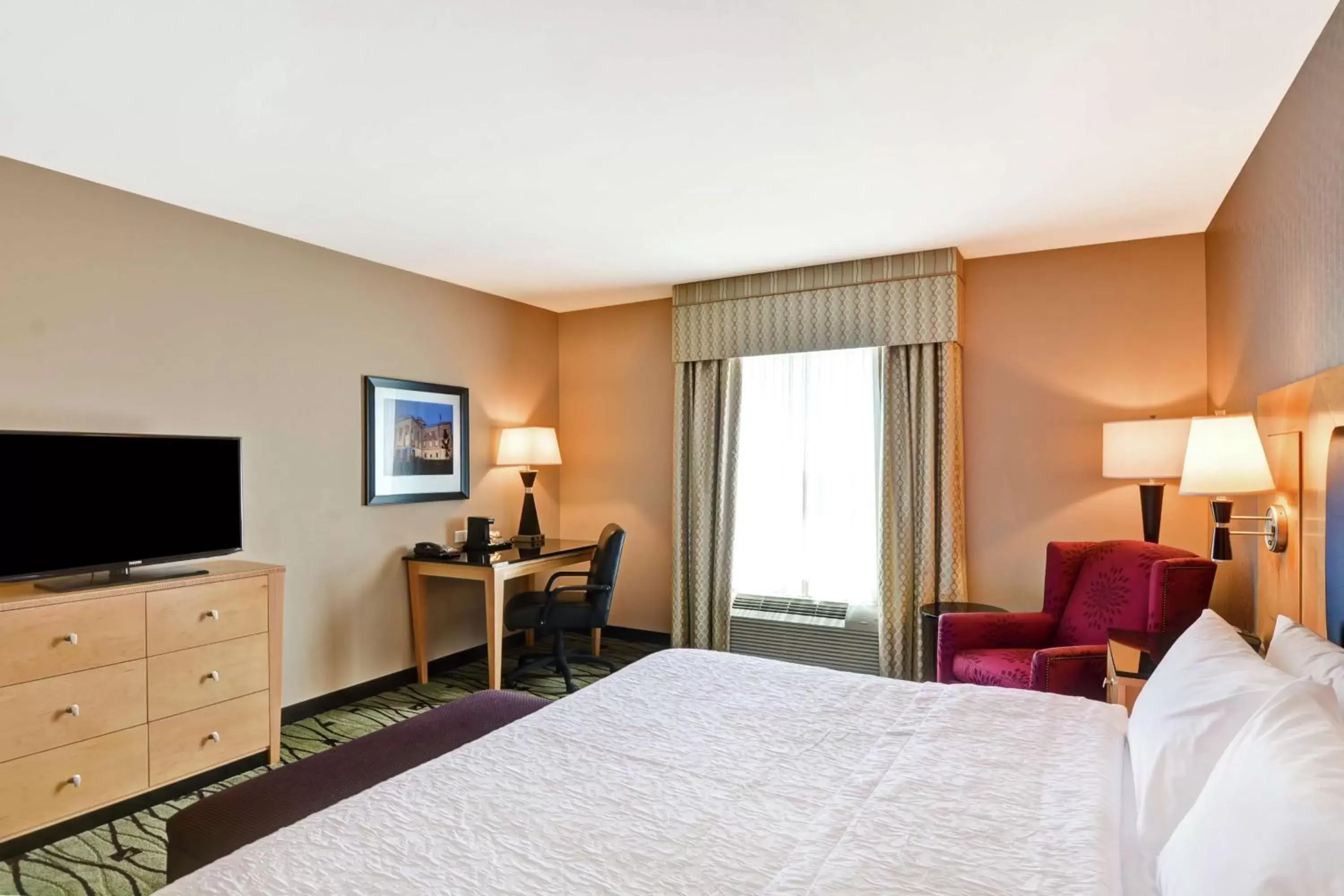 Bedroom, Bed in Hampton Inn & Suites Crabtree