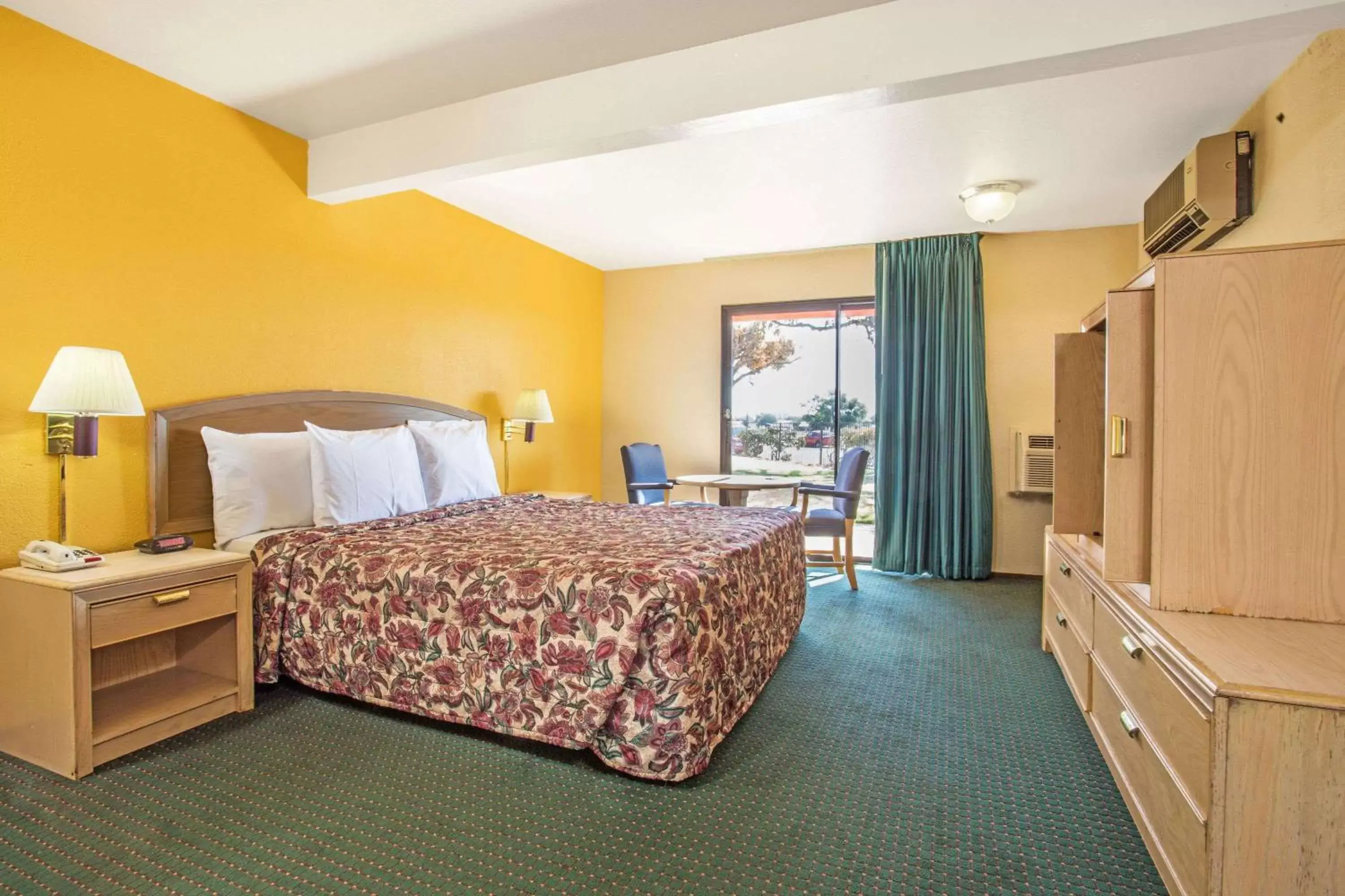 Photo of the whole room, Bed in Travelodge by Wyndham Turlock