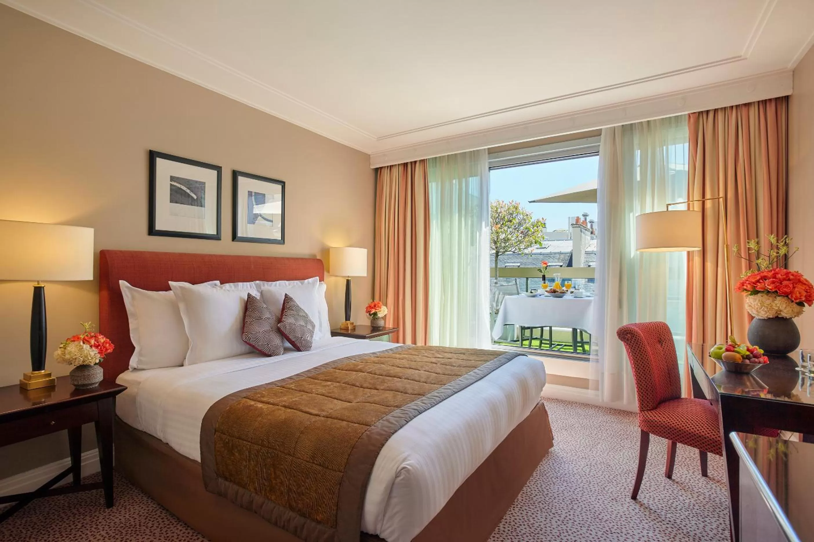 Photo of the whole room, Bed in Warwick Champs-Elysées Paris