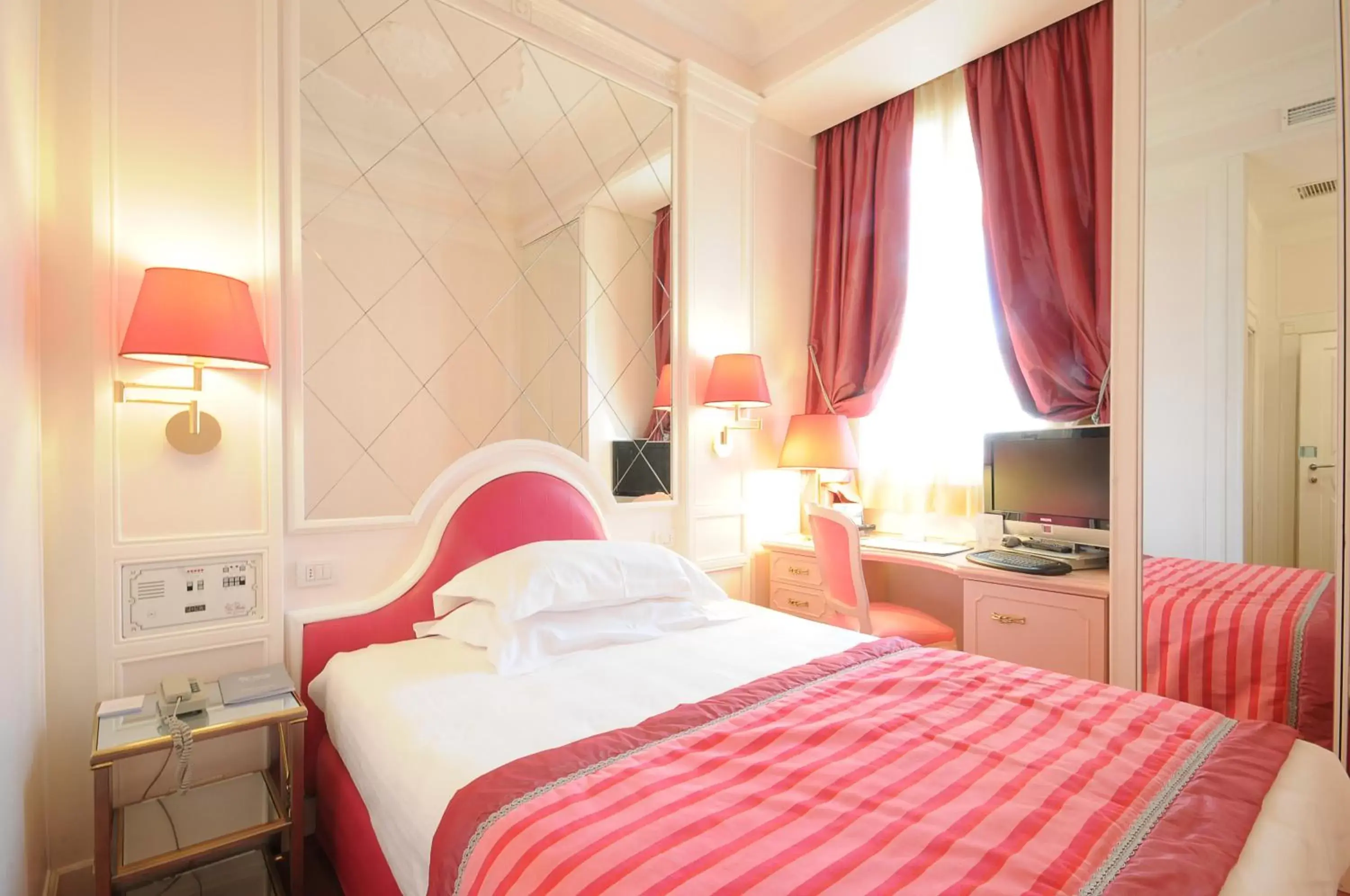 Photo of the whole room, Bed in Grand Hotel Des Bains