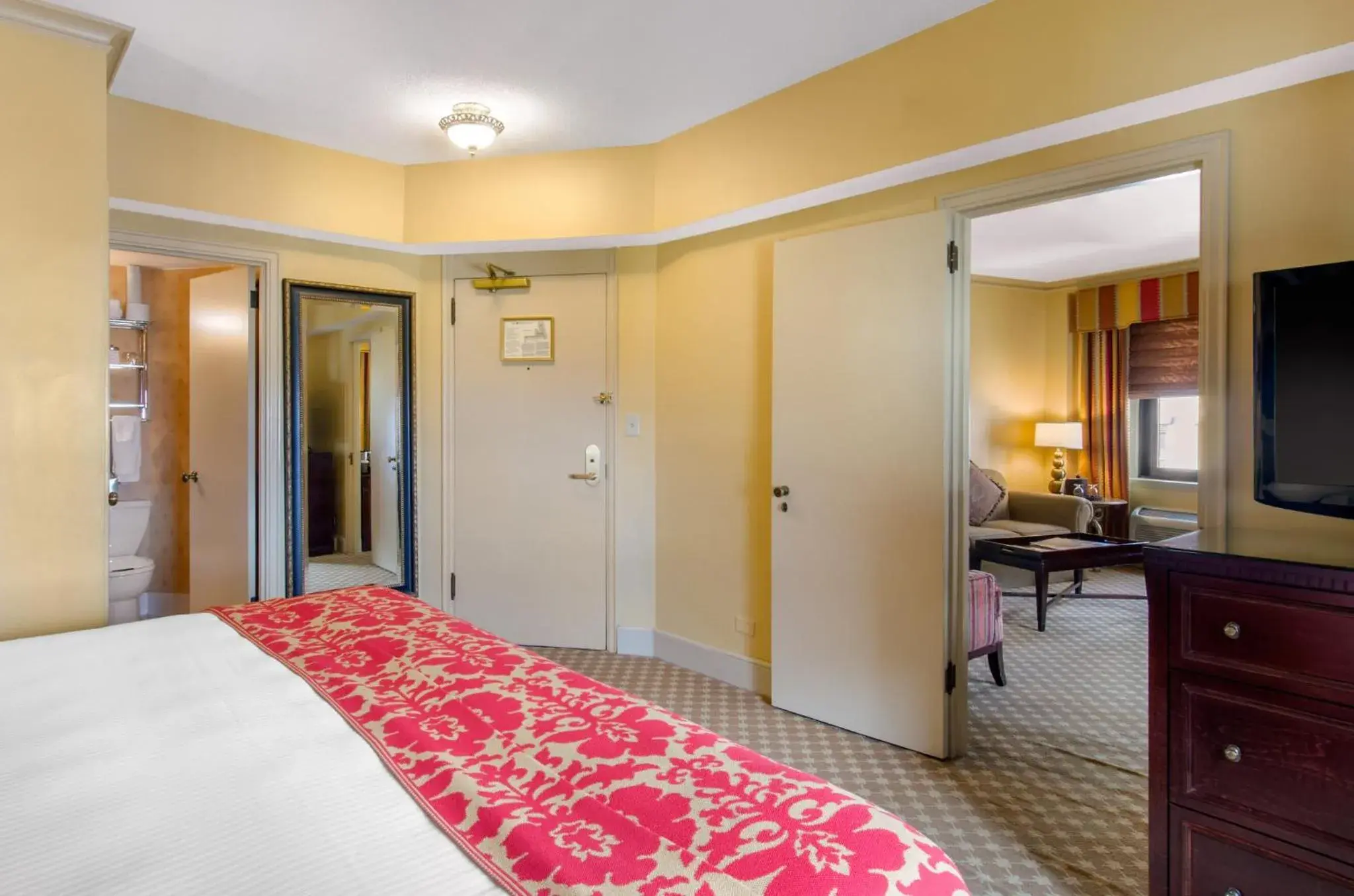 Bedroom, Bed in Boston Omni Parker House Hotel