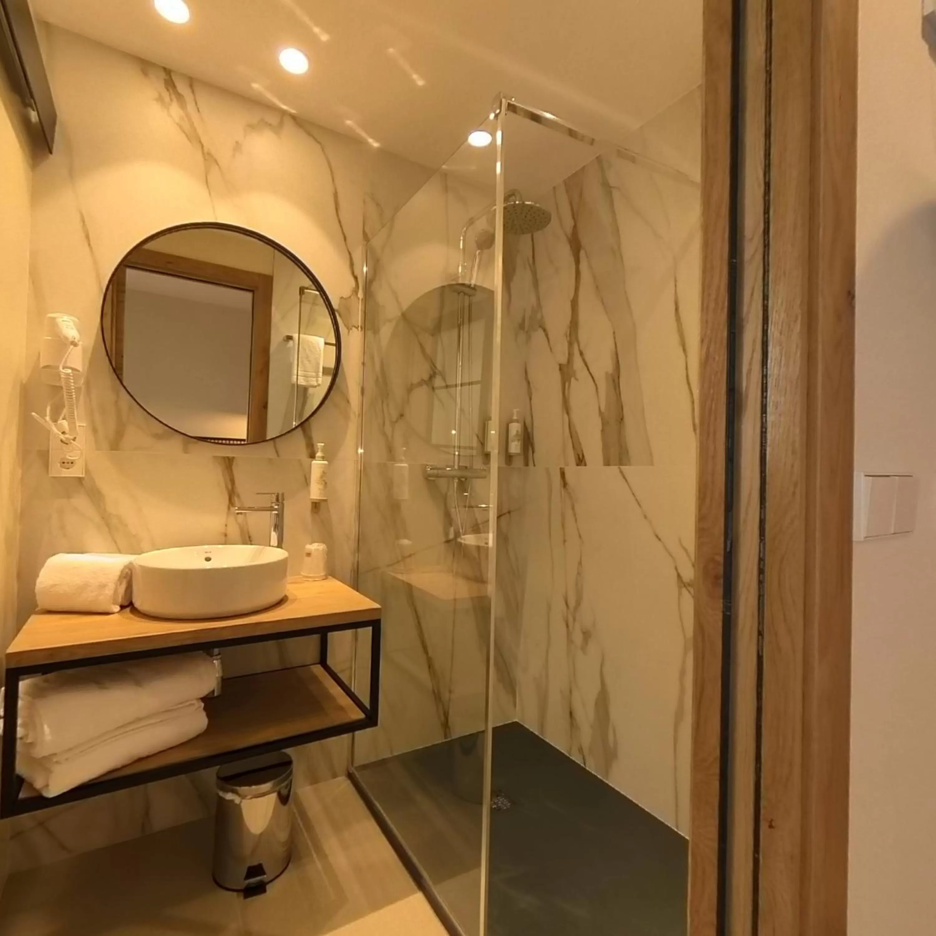 Shower in Hotel Marfany