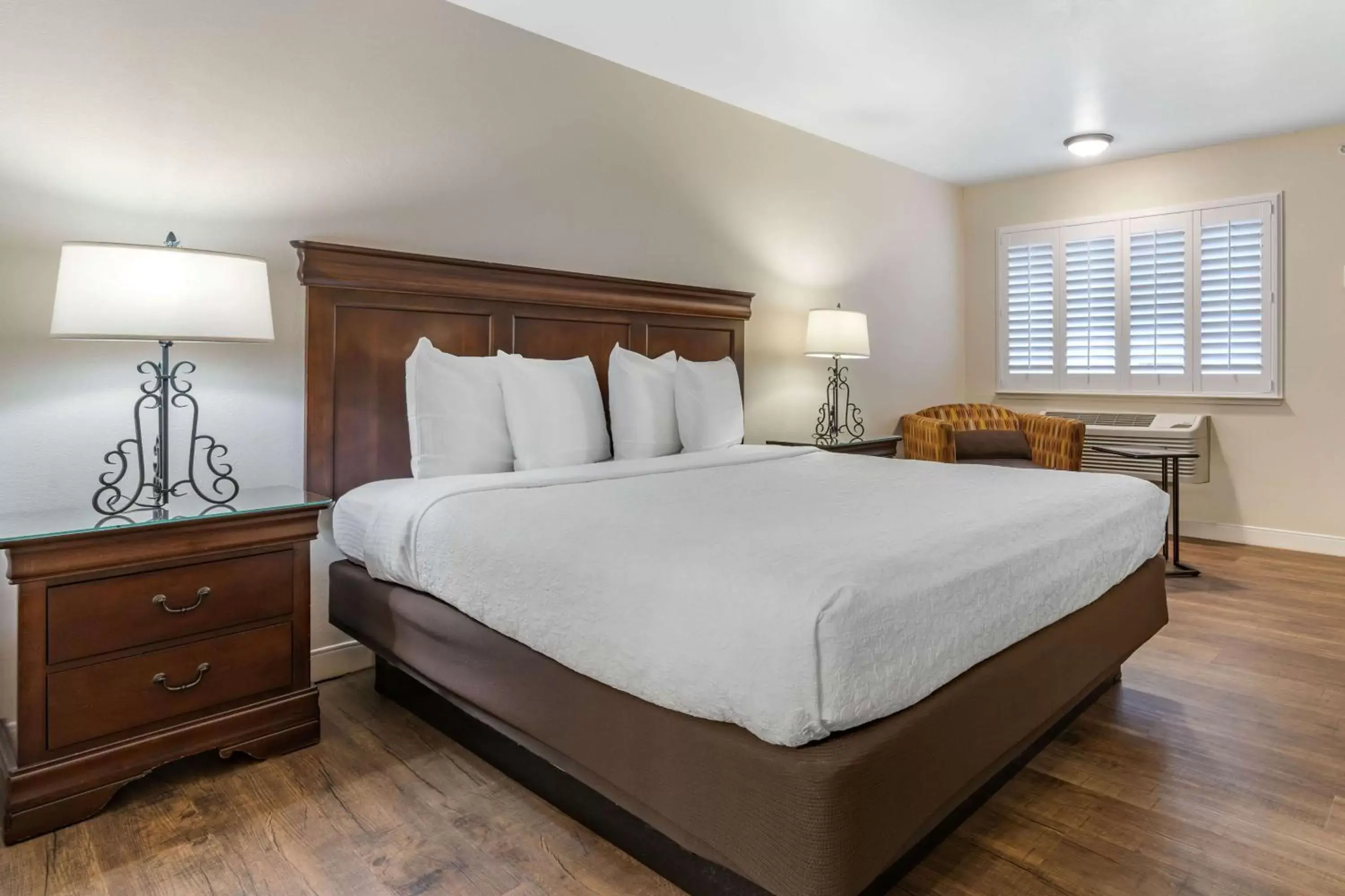 Photo of the whole room, Bed in Best Western Rose Garden Inn