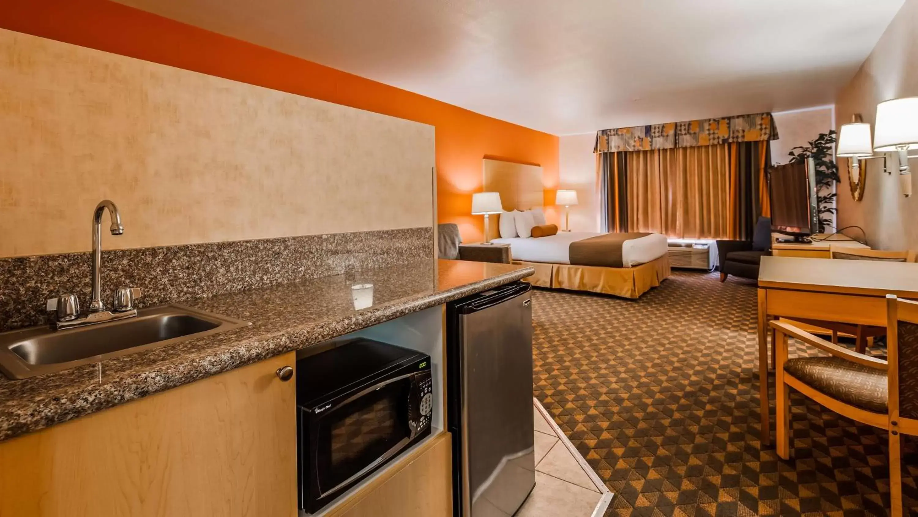 Photo of the whole room, Kitchen/Kitchenette in Best Western Plus North Las Vegas Inn & Suites