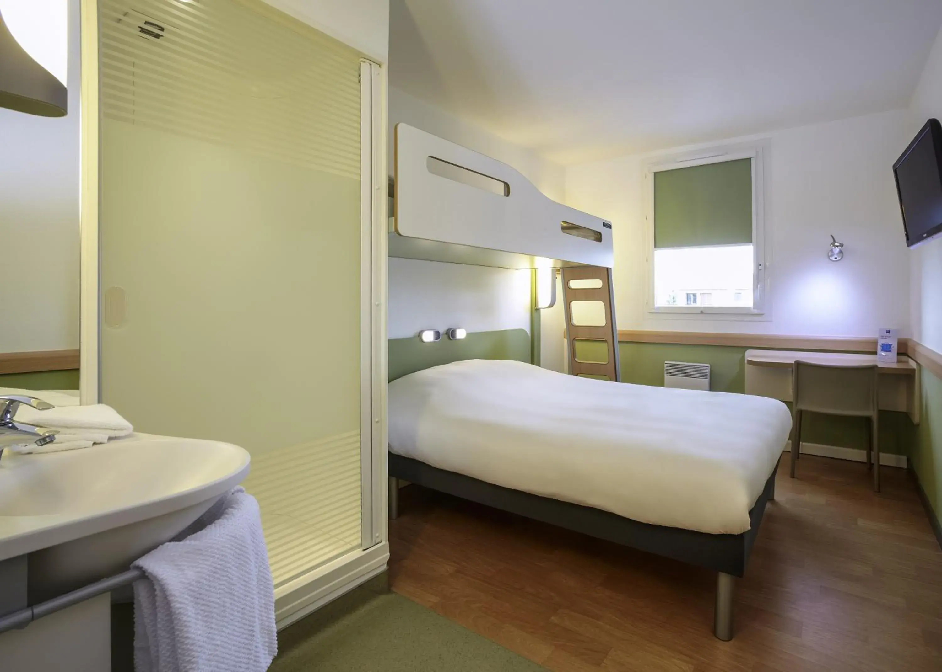 Shower, Bed in ibis budget Tours Nord